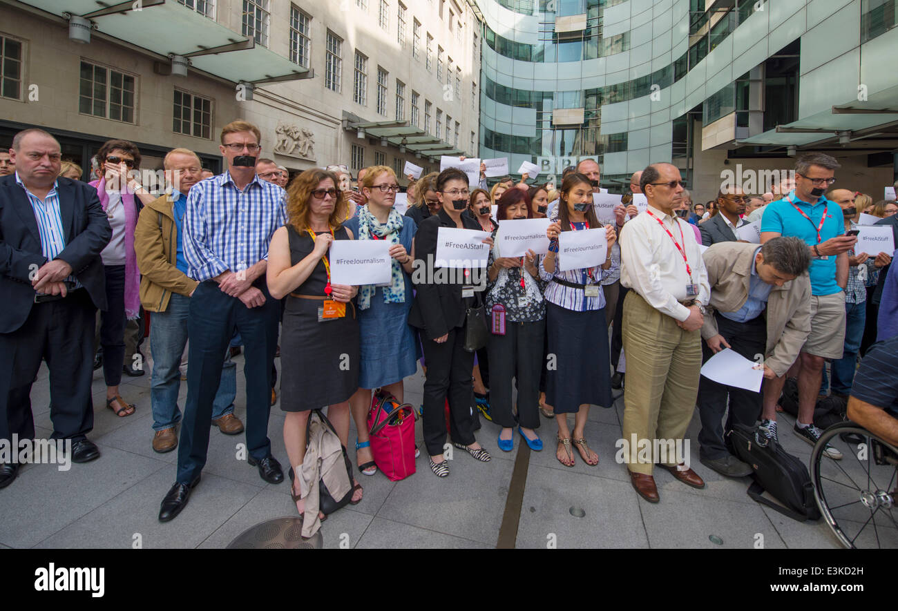 Portland Place, BBC Broadcasting House, Londra UK. Il 24 giugno 2014. I giornalisti e il personale, molti con bocche nastrato, incontrarsi al di fuori della BBC edificio sede di protesta e di tenere un minuto di silenzio in sostegno di Al Jazeera giornalisti incarcerati in Egitto. Credito: Malcolm Park editoriale/Alamy Live News. Foto Stock