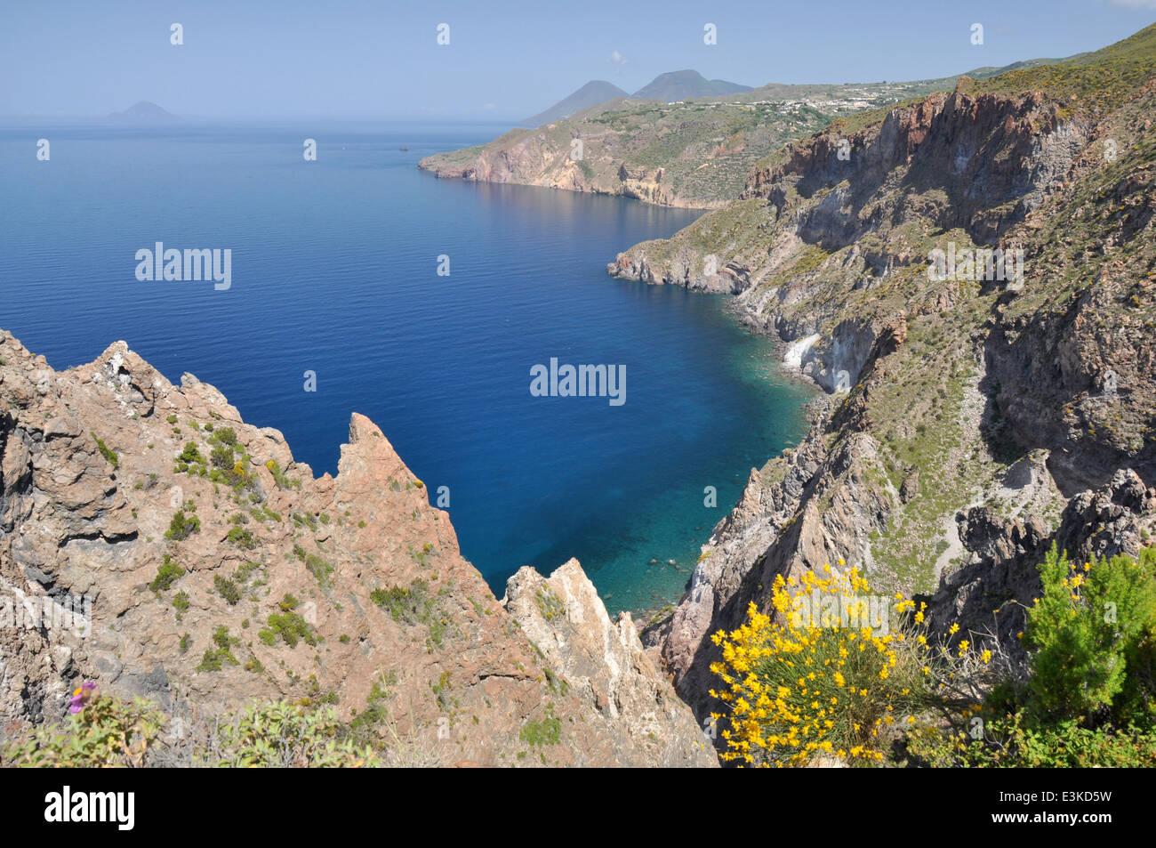 Isola di Lipari, Isole Eolie, Cliff di Lipari e Salina in background, Messina, Sicilia, Italia Foto Stock