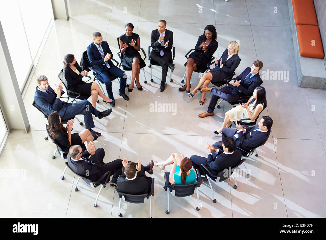 Multiculturale Ufficio Personale applaudire durante la riunione Foto Stock
