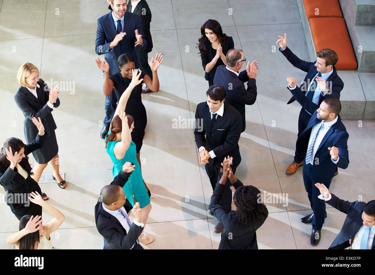 Vista aerea del businessman Dancing in Office Lobby Foto Stock