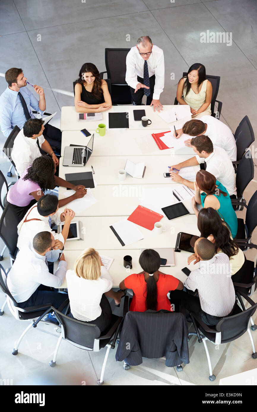 Imprenditore Incontro di indirizzamento intorno al tavolo della sala riunioni Foto Stock