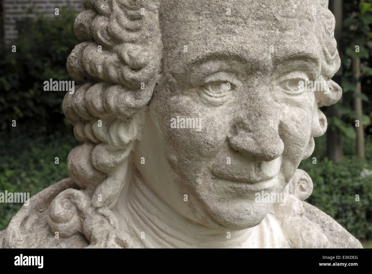 Busto dello scienziato svedese Carl von Linné o Linnaeus ( 1707-1778 ) a Hortus Botanicus, Leiden, Olanda Meridionale. Foto Stock