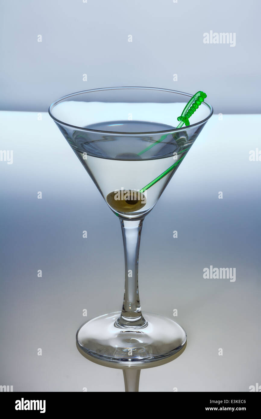 Alcool con cocktail martini dry e oliva su spiedino Foto Stock