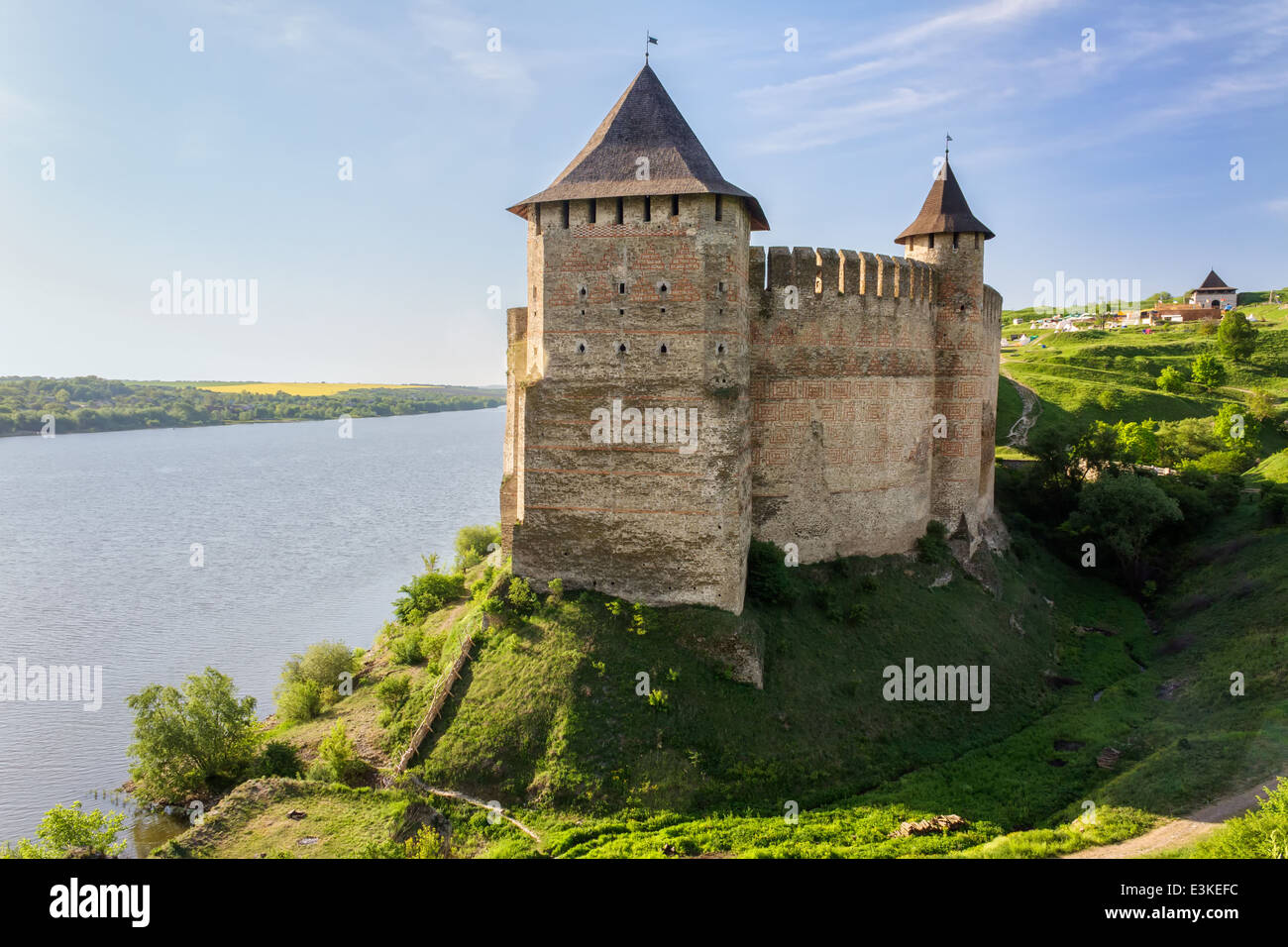 Il vecchio castello medievale (fortezza) sul fiume Dniester in Khotyn, Ucraina. Foto Stock