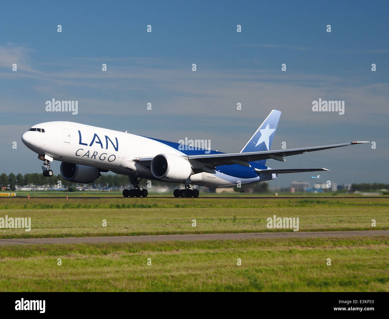 Il Boeing 777-F6N LAN Cargo N772LA è visto decollare dall'aeroporto di Schiphol, Paesi Bassi. Questo aereo cargo fa parte della rete logistica e merci globale di LAN Cargo. Foto Stock