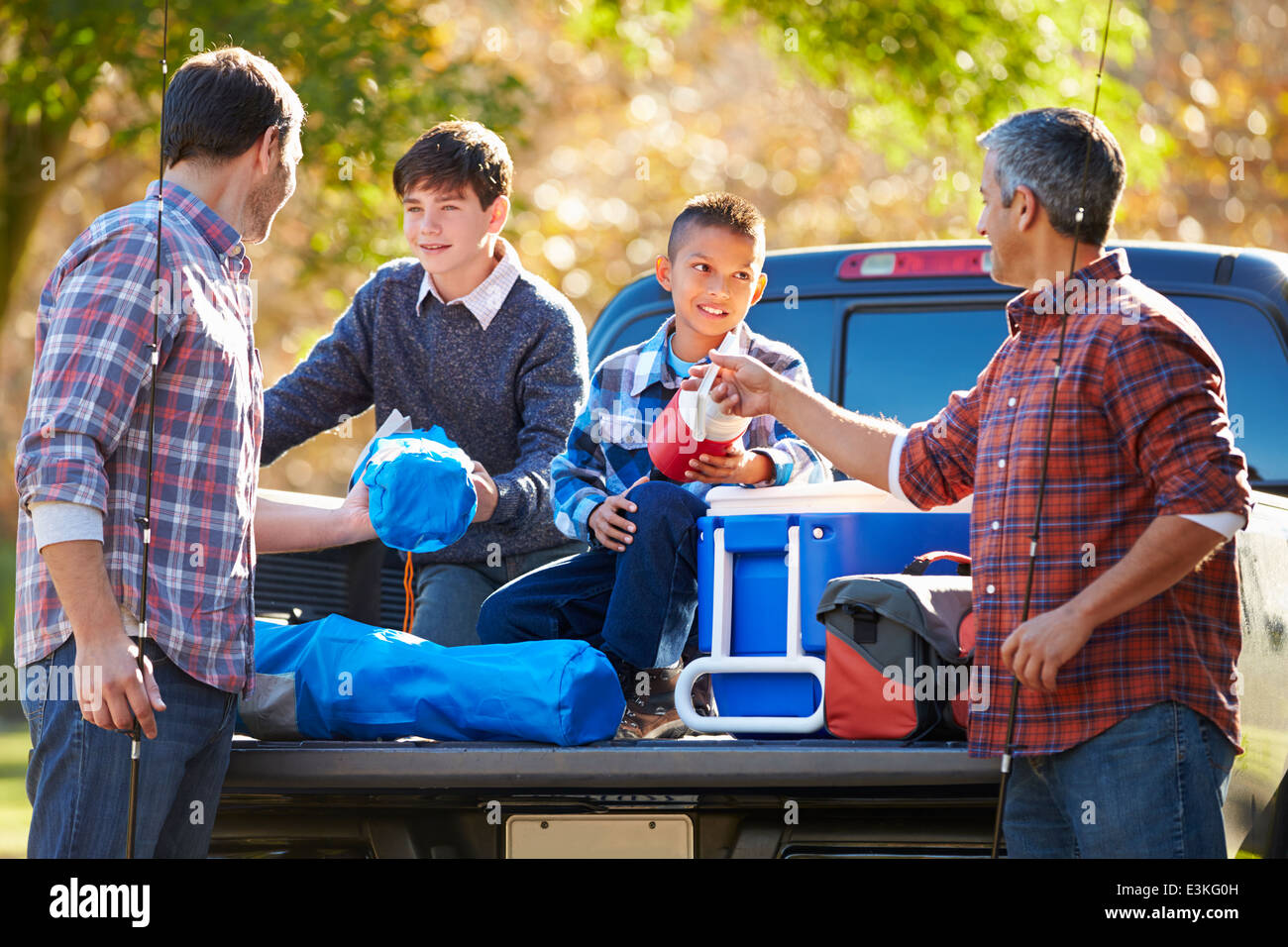 I padri con figli Disimballaggio Carrello in vacanza in campeggio Foto Stock