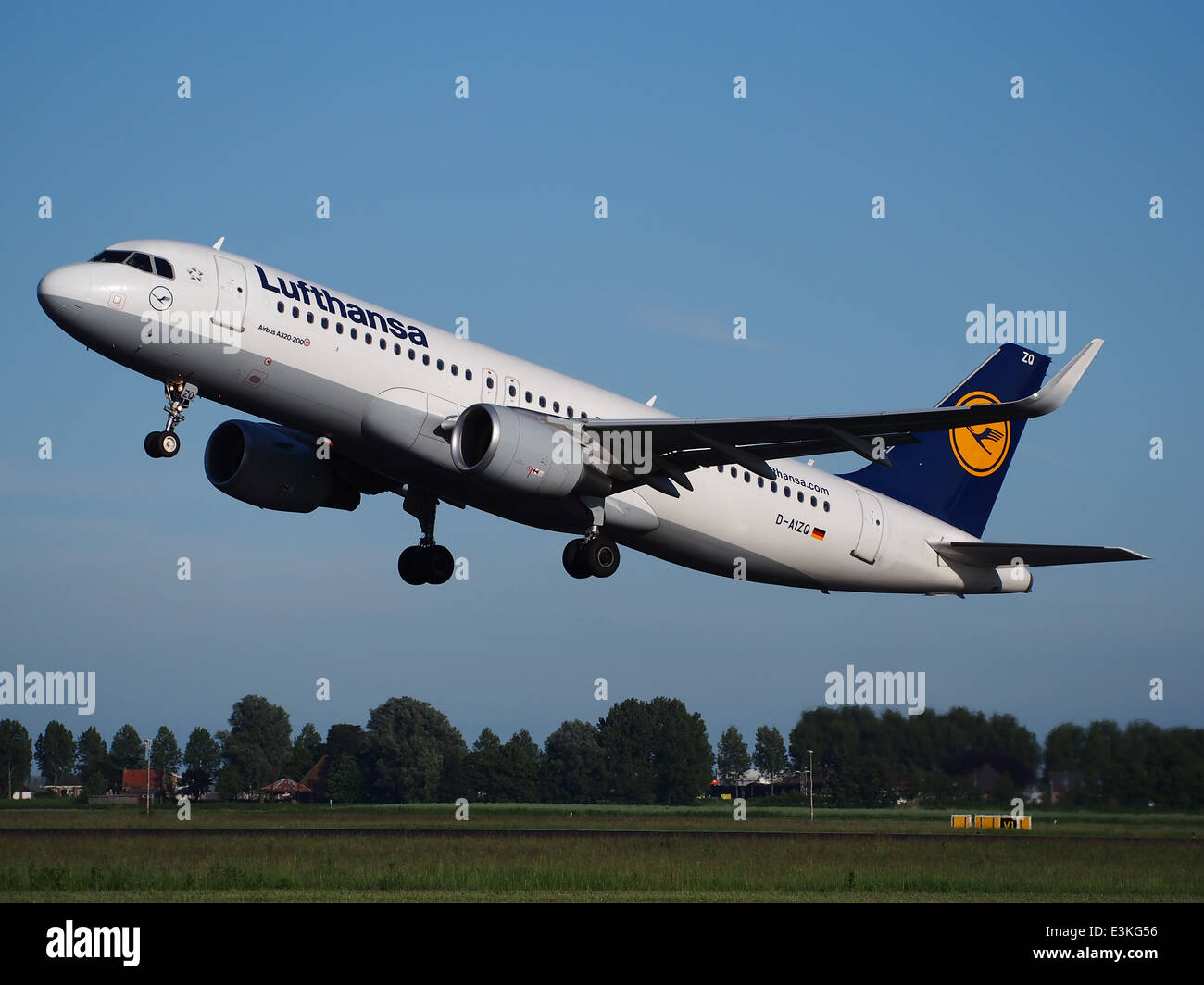 Un Airbus A320-214 (WL) Lufthansa con registrazione D-AIZQ che decolla dall'aeroporto di Schiphol nei Paesi Bassi l'11 giugno 2014. Foto Stock