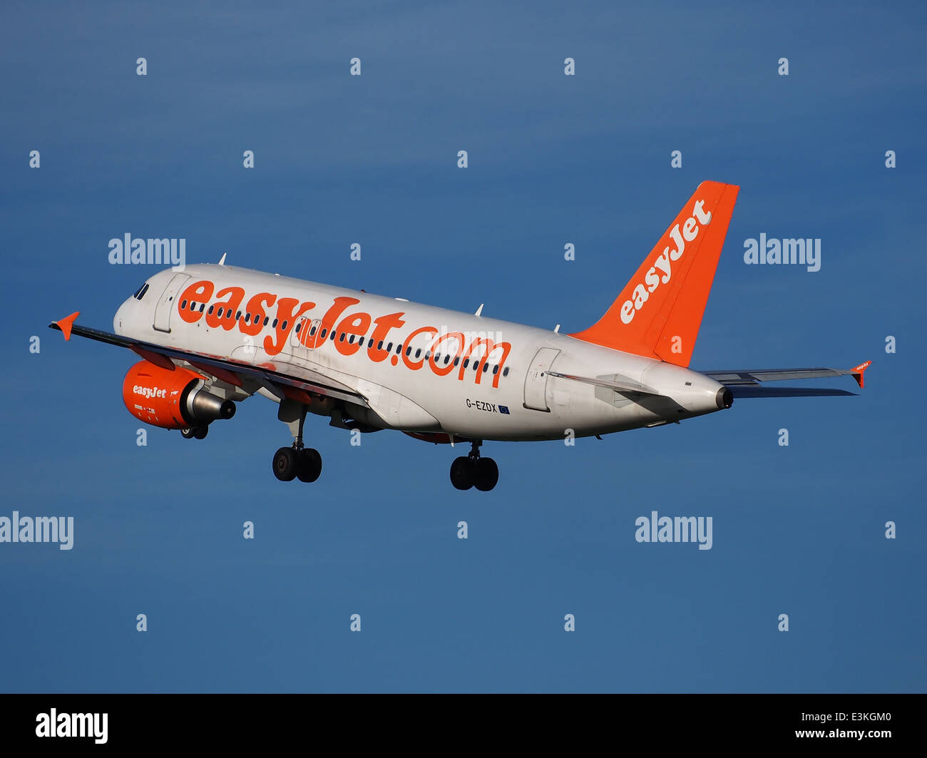 Un Airbus A319-111 easyJet, registrazione G-EZDX, decollo dall'aeroporto di Schiphol, Paesi Bassi, scattato in una foto che mostra la salita dell'aereo nel cielo. Foto Stock