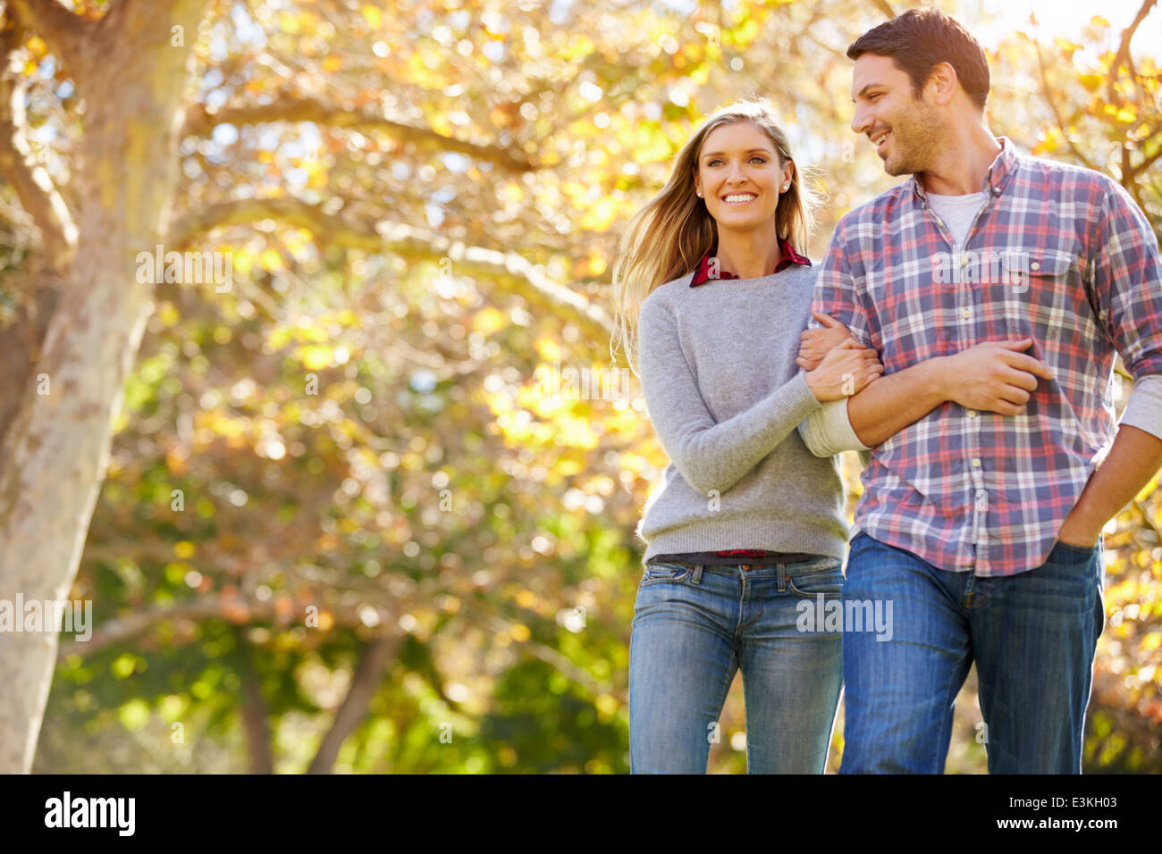 Coppia romantica passeggiate attraverso boschi di autunno Foto Stock