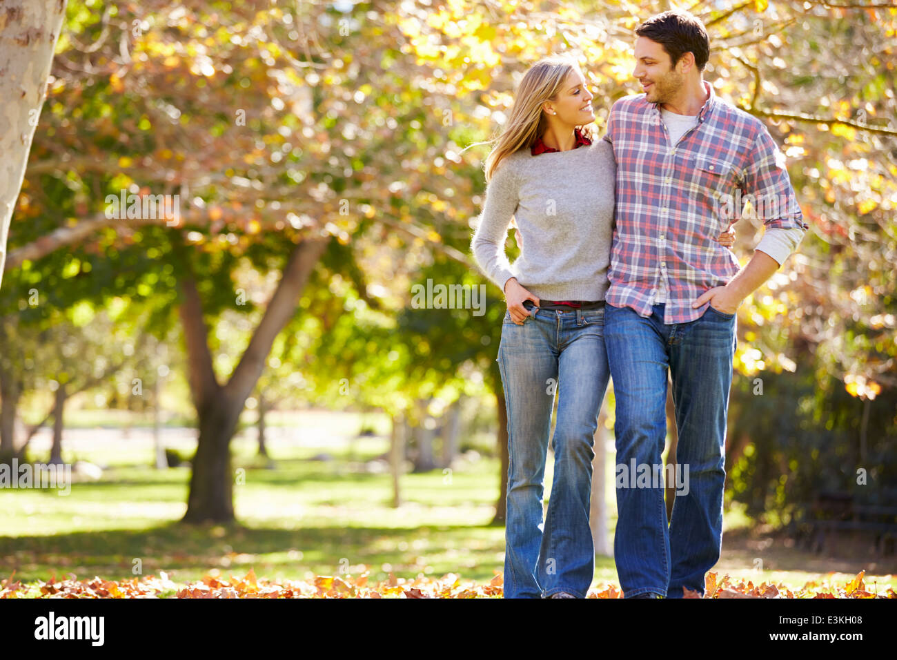 Coppia romantica passeggiate attraverso boschi di autunno Foto Stock