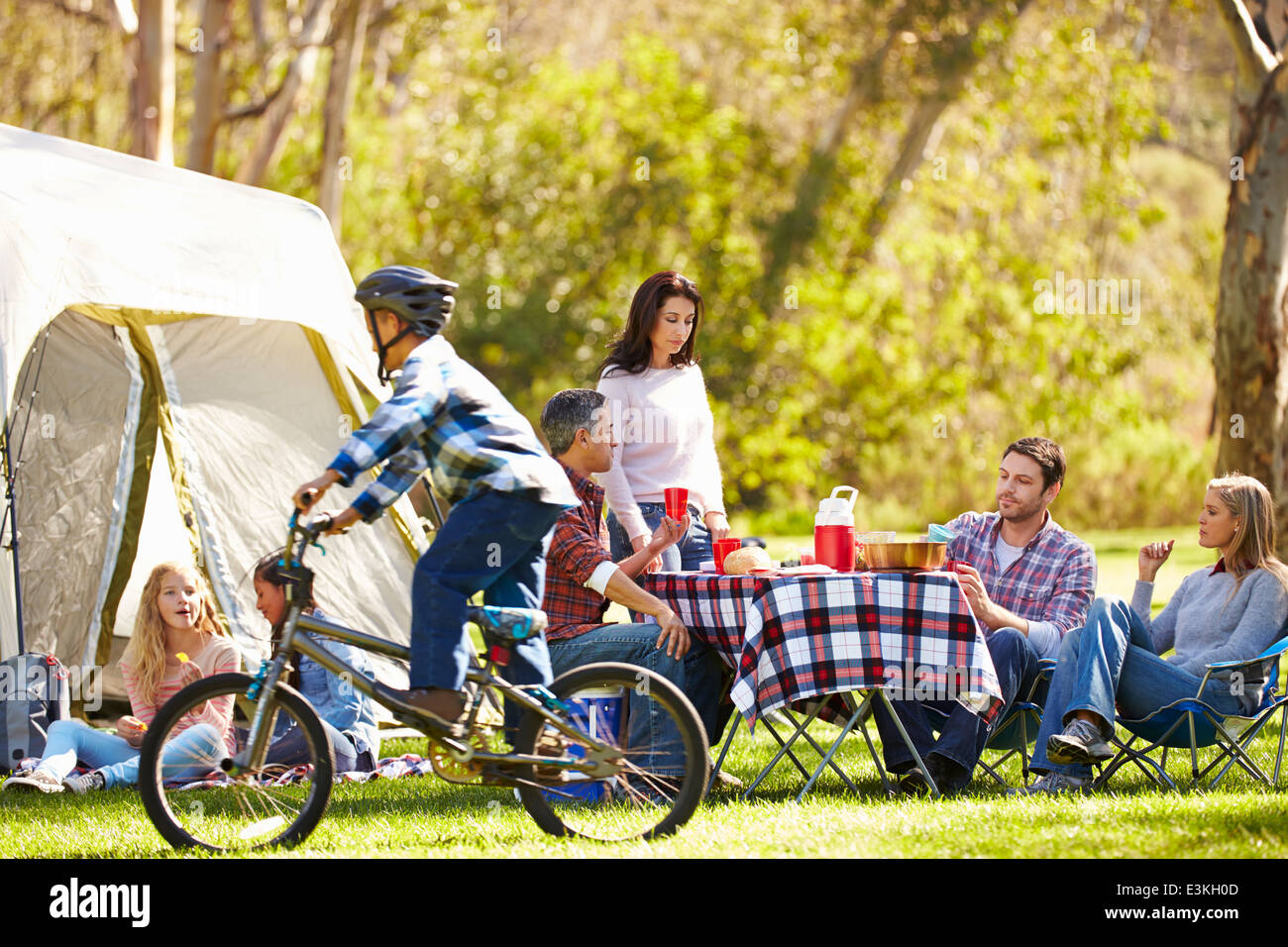 Due famiglie godendo camping vacanze in campagna Foto Stock