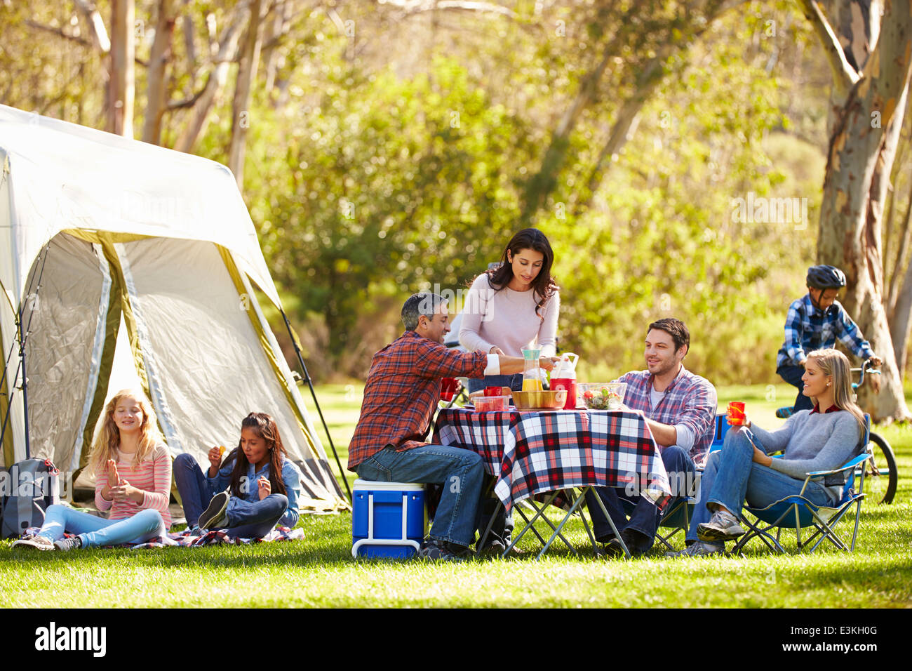 Due famiglie godendo camping vacanze in campagna Foto Stock