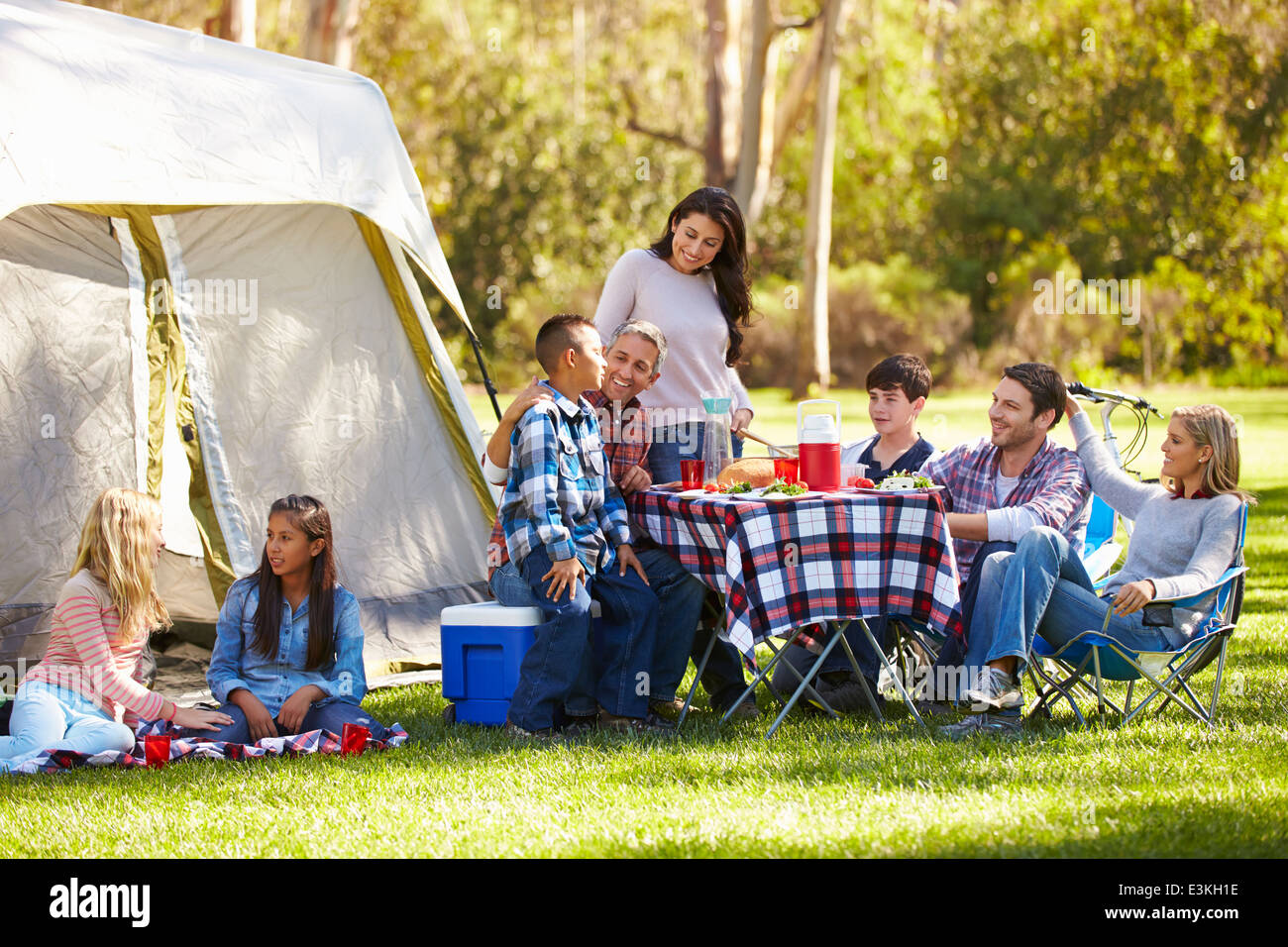 Due famiglie godendo camping vacanze in campagna Foto Stock