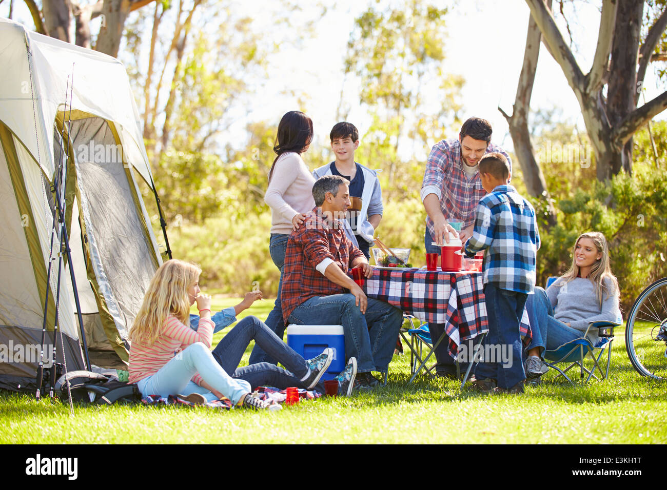 Due famiglie godendo camping vacanze in campagna Foto Stock