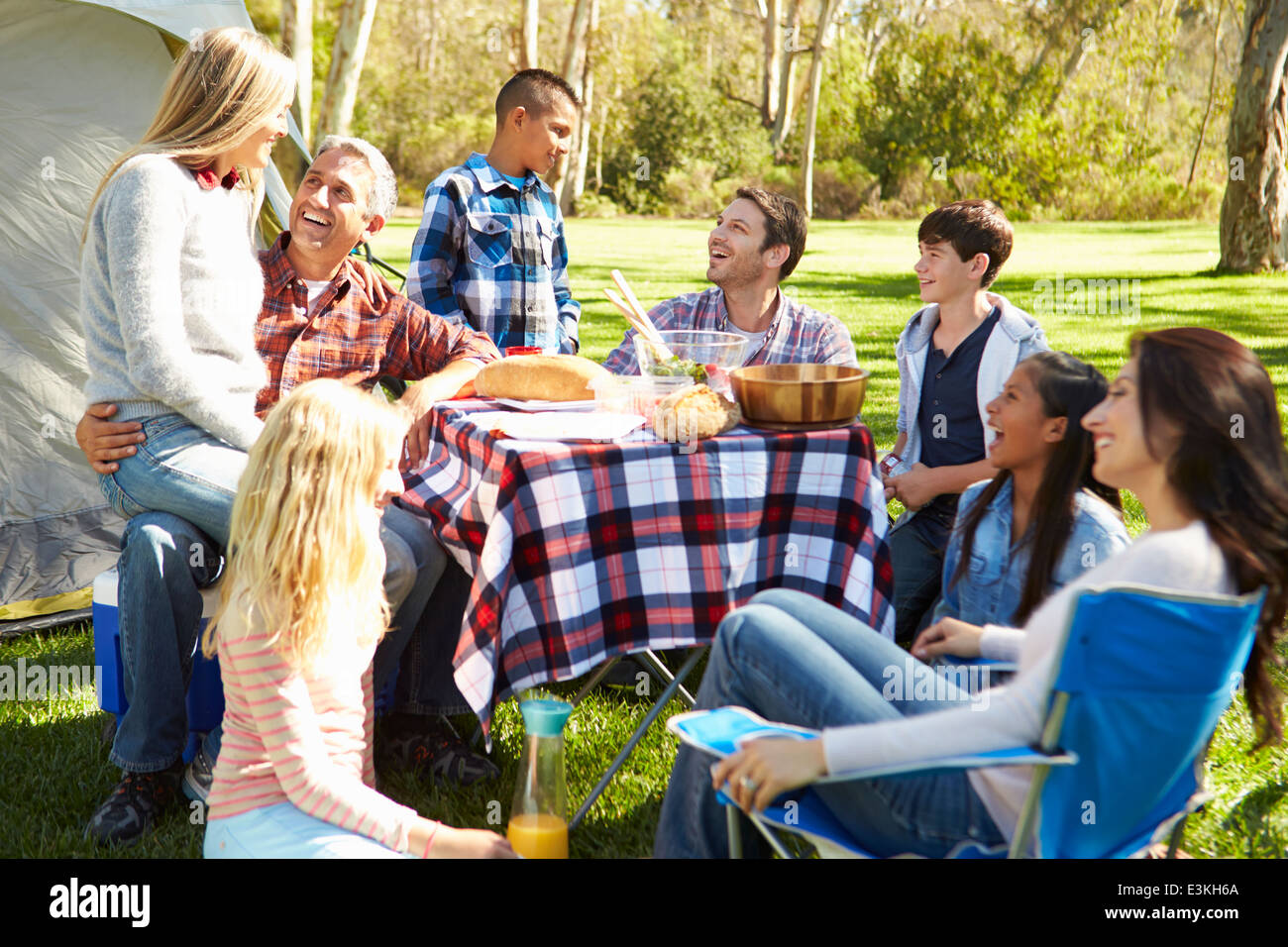 Due famiglie godendo camping vacanze in campagna Foto Stock