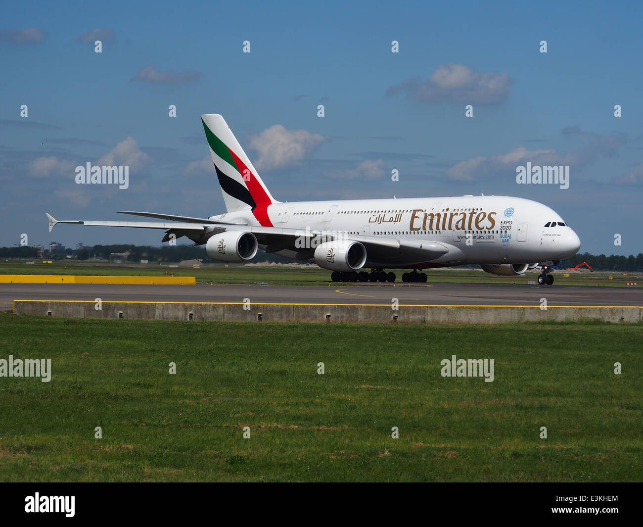 Un Emirates Airbus A380-861, immatricolazione A6-EDP, rullaggio all'aeroporto di Schiphol nei Paesi Bassi il 18 maggio 2014, dimostrando le dimensioni e le capacità operative dell'aeromobile. Foto Stock