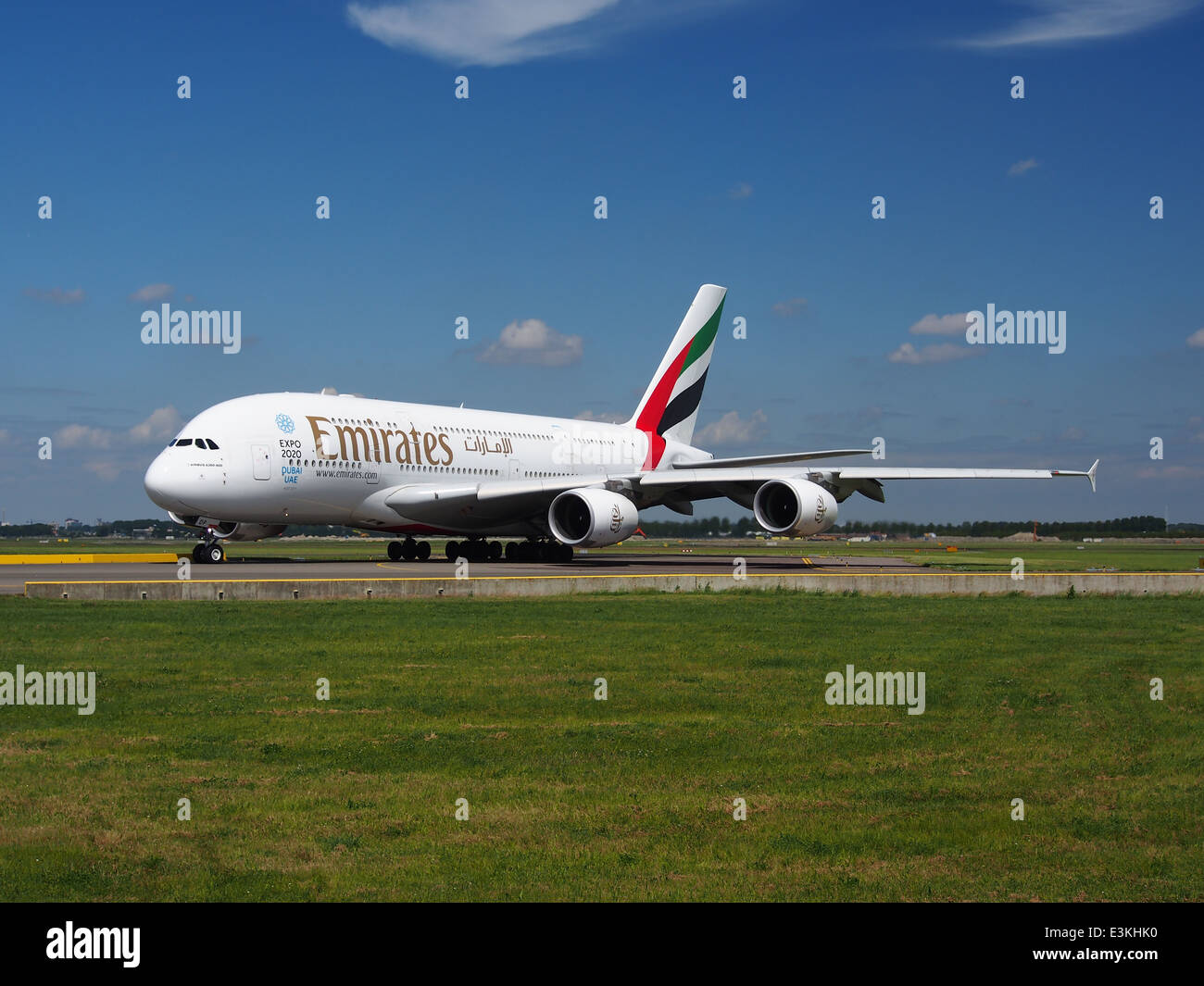 L'Emirates Airbus A380-861, registrato A6-EDP, taxi presso l'aeroporto di Schiphol (AMS) nei Paesi Bassi il 18 maggio 2014, mostrando l'iconico velivolo di grandi dimensioni in funzione. Foto Stock