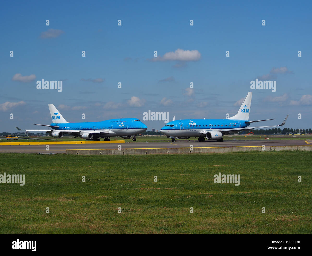 PH-BFC KLM Royal Dutch Airlines Boeing 747-406(M) e PH-BGW KLM Royal Dutch Airlines Boeing 737-7K2(WL) in rullaggio a Schiphol (AMS - EHAM), Paesi Bassi, 18maggio2014, PIC-024 Foto Stock