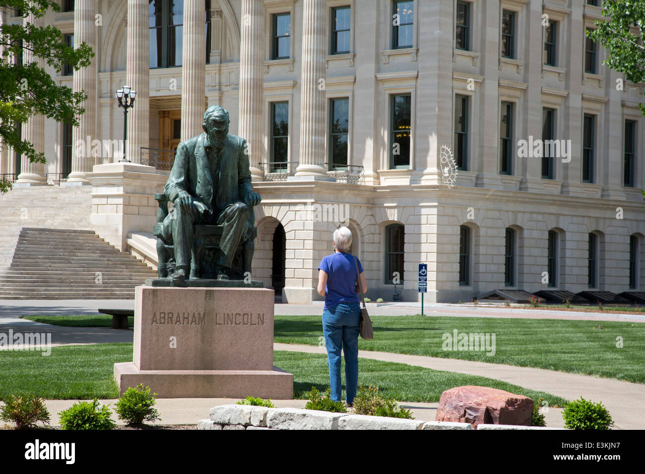 Topeka nel Kansas - Una statua di Abraham Lincoln sui motivi del Kansas State Capitol. Foto Stock