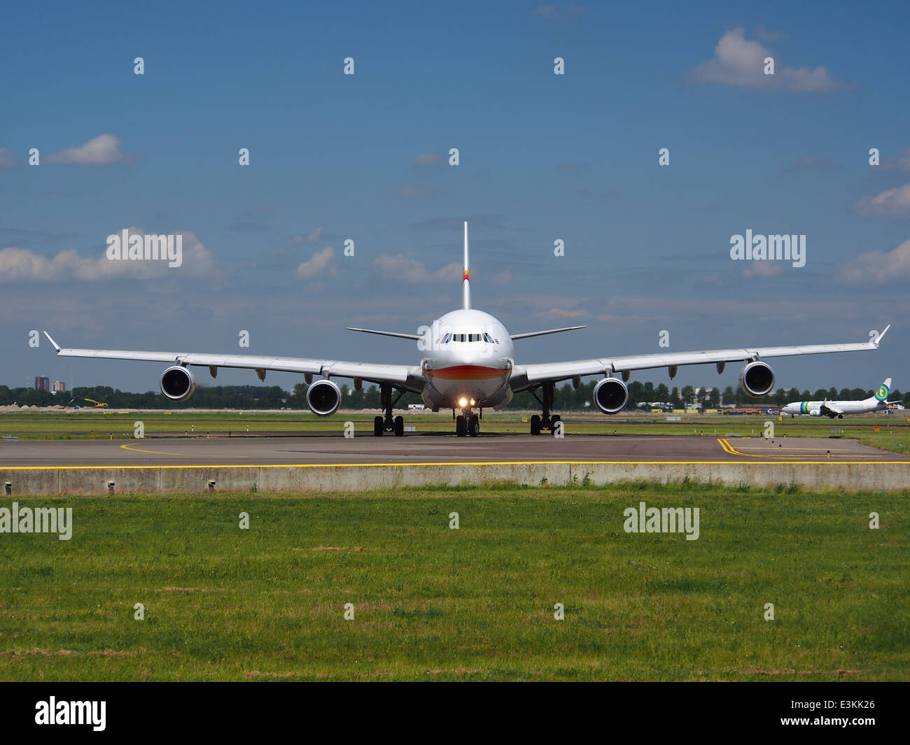 Un Airbus A340-311 della Surinam Airways, registrazione PZ-TCP, rullaggio all'aeroporto di Schiphol, Paesi Bassi, il 18 maggio 2014. Foto Stock