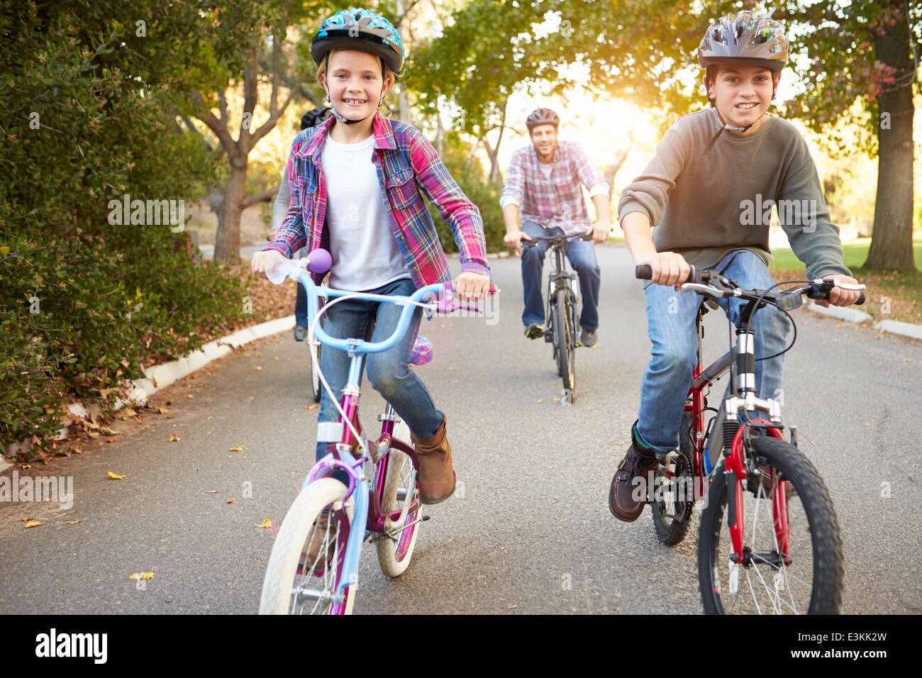 La famiglia sul tragitto in bicicletta in campagna Foto Stock