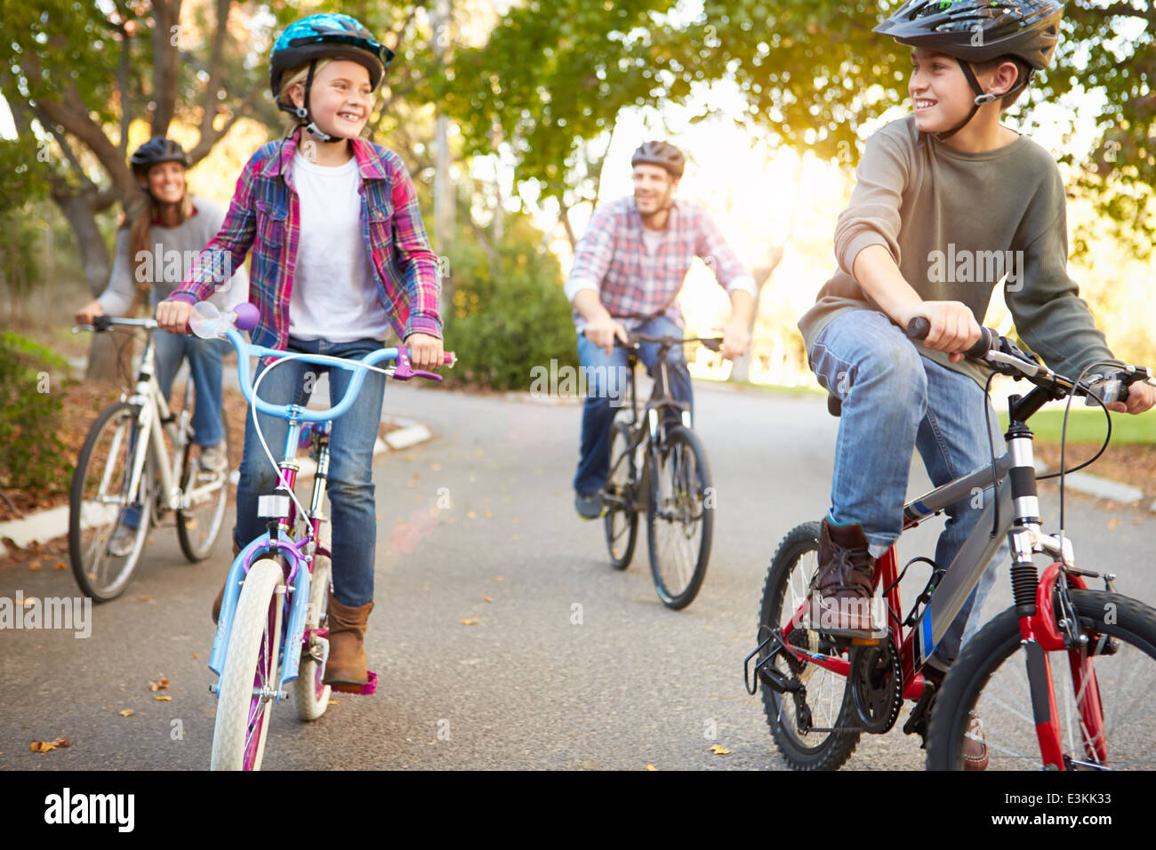 La famiglia sul tragitto in bicicletta in campagna Foto Stock