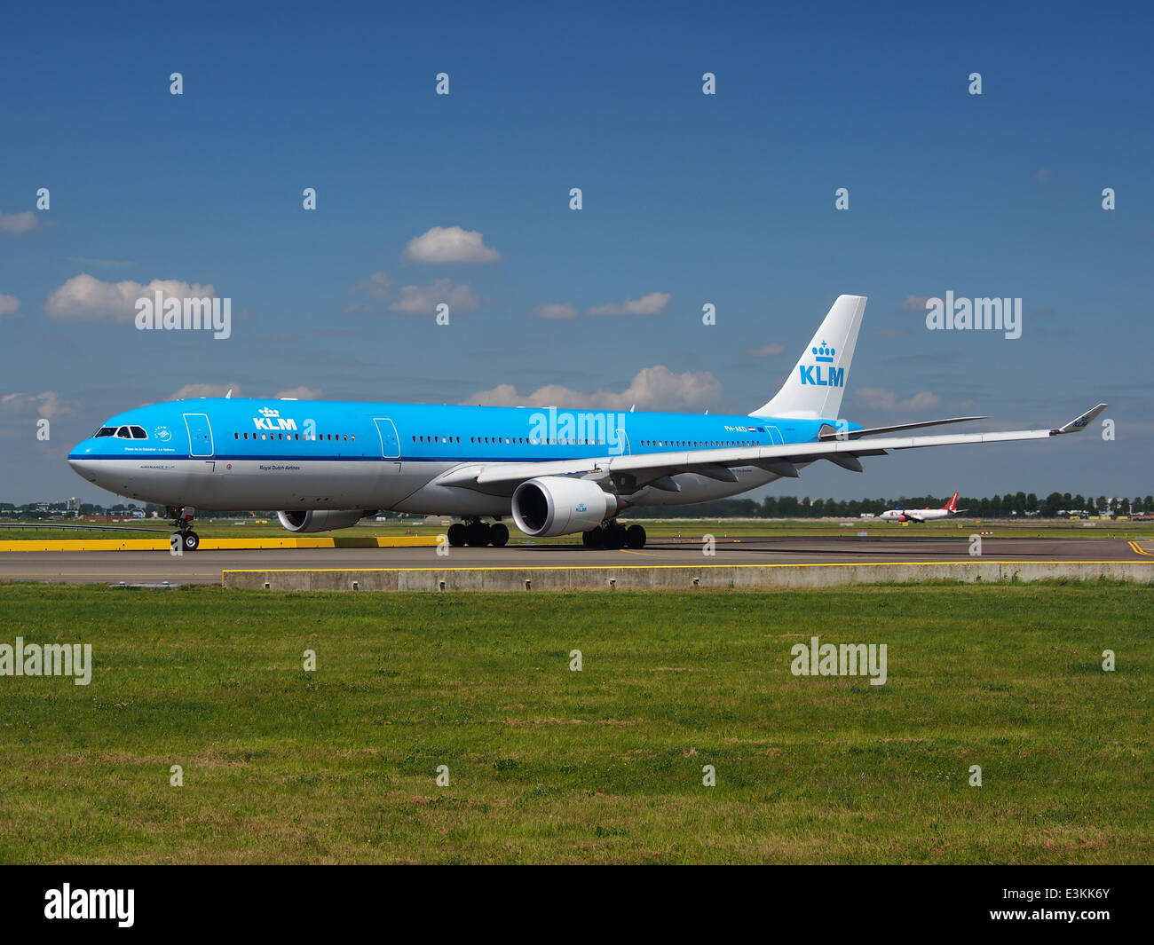 Un Airbus A330-303 della KLM Royal Dutch Airlines, immatricolazione PH-AKD, che ha preso in rullaggio all'aeroporto di Schiphol il 18 maggio 2014, dimostrando l'operatività dell'aeromobile in un importante aeroporto internazionale. Foto Stock