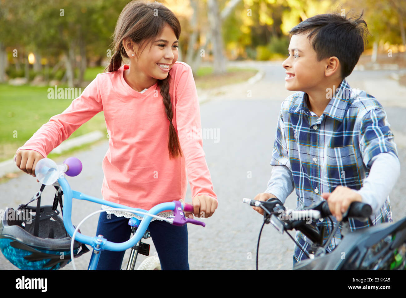Due bambini in giro in bicicletta in campagna Foto Stock