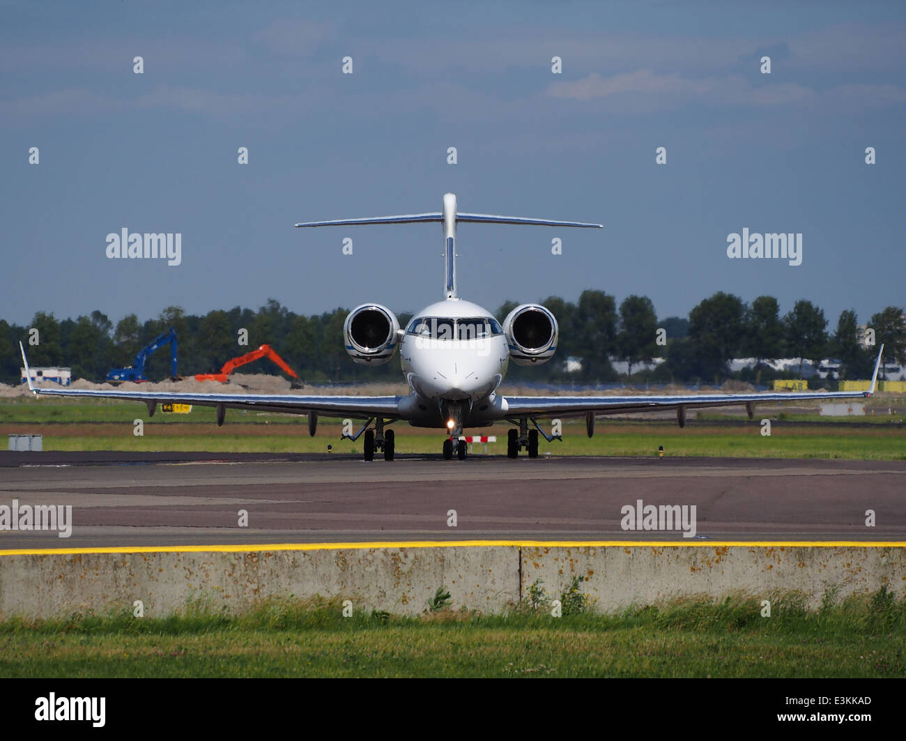 CS-TFV Omni - Aviacao E Tecnologia Bombardier BD-100-1A10 300 Challenger in rullaggio a Schiphol (AMS - EHAM), Paesi Bassi, 18maggio2014, PIC-2 Foto Stock