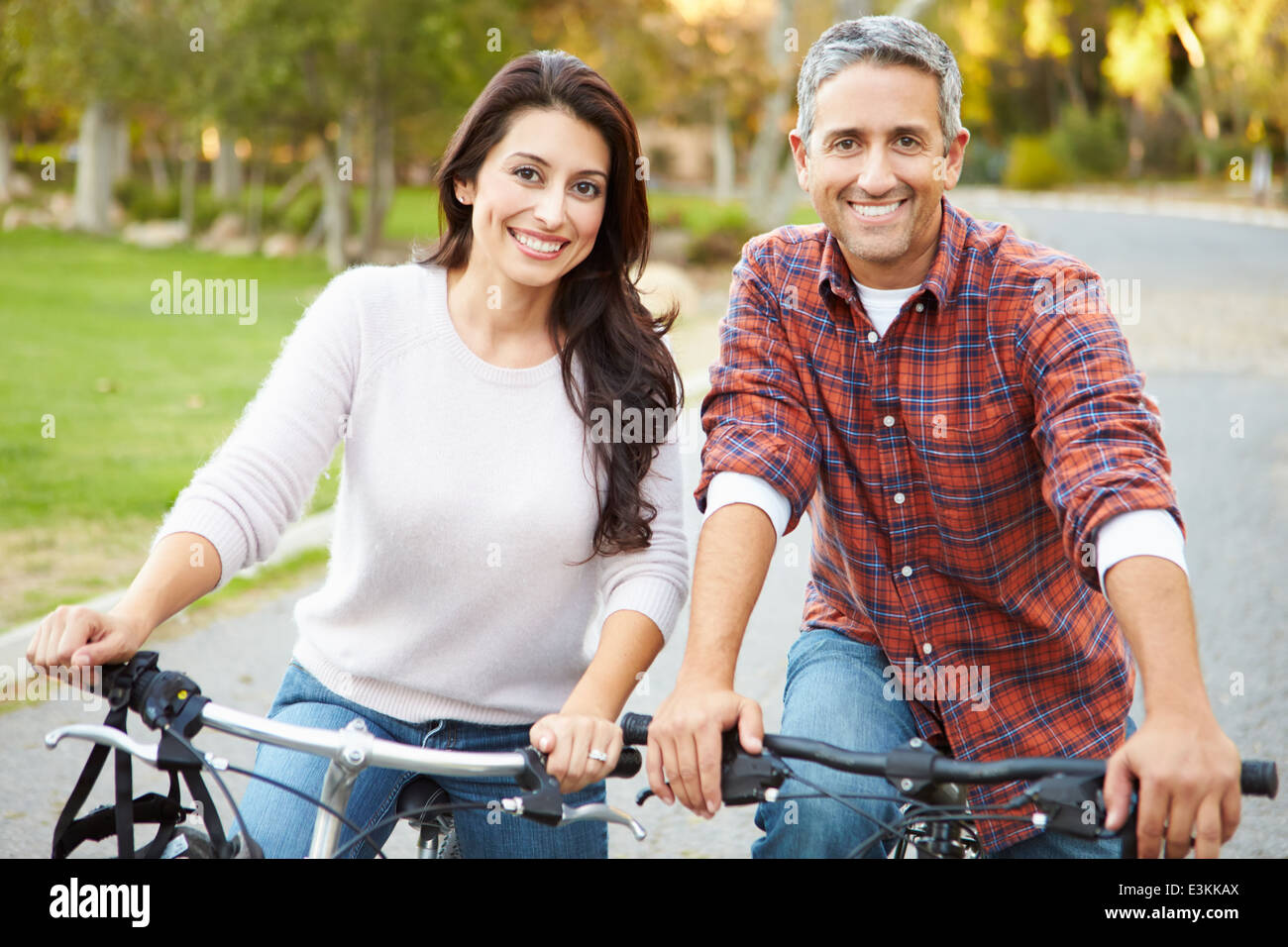 Coppia in giro in bicicletta in campagna Foto Stock