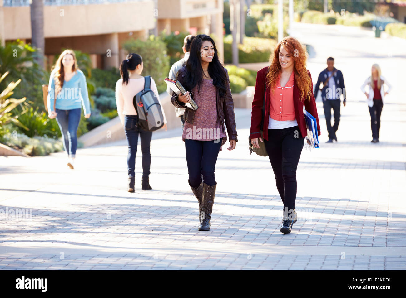 Studenti di sesso femminile passeggiate all'aperto sul Campus Universitario Foto Stock