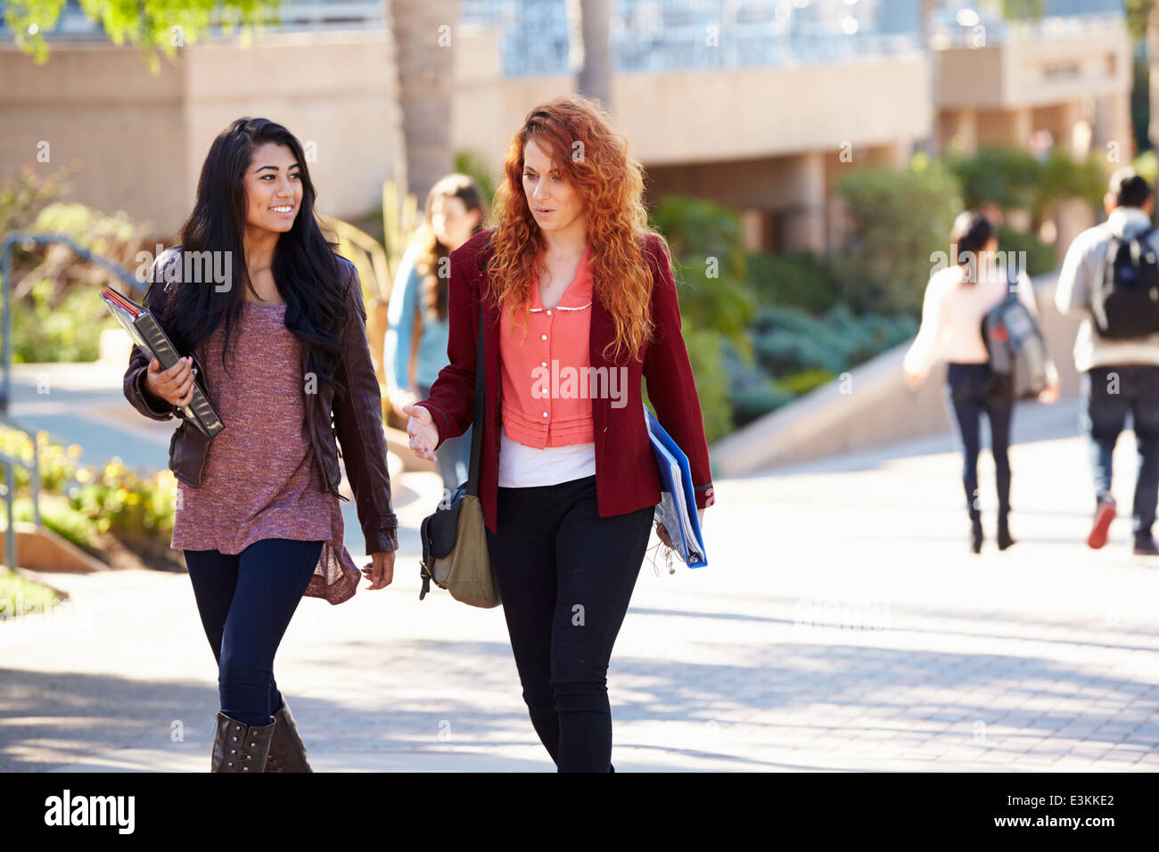 Studenti di sesso femminile passeggiate all'aperto sul Campus Universitario Foto Stock