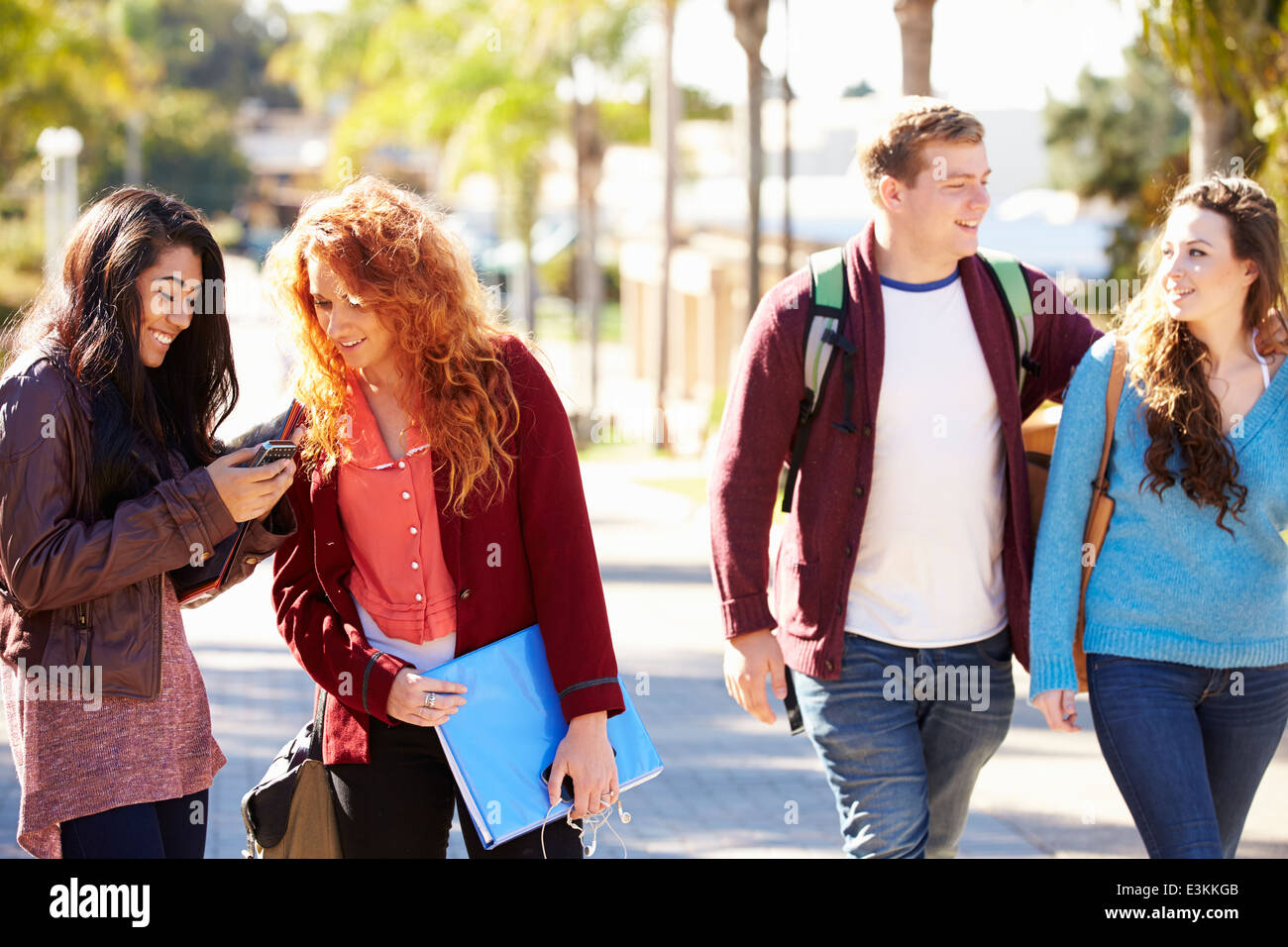 Gli studenti passeggiate all'aperto sul Campus Universitario Foto Stock