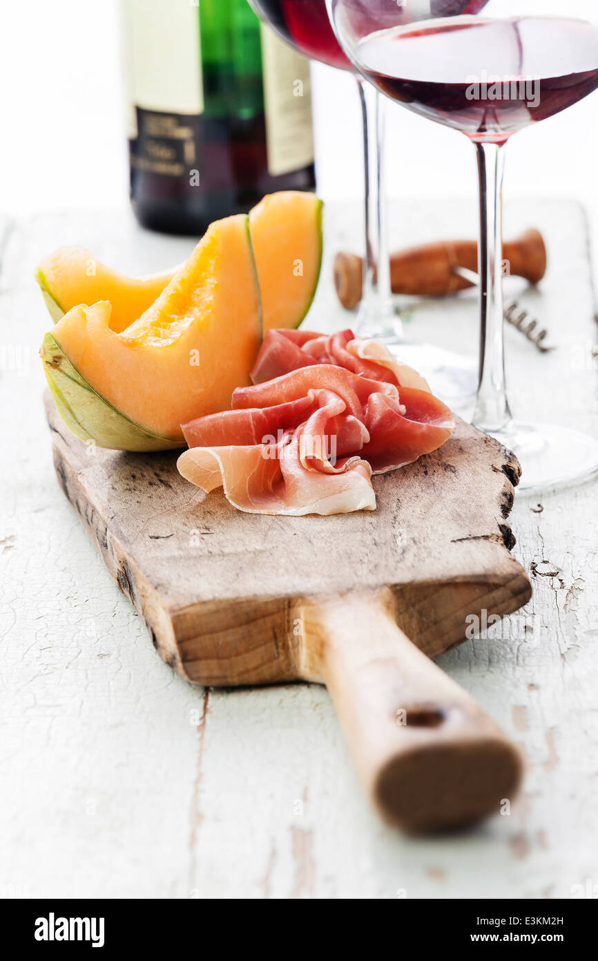 Fette di melone Cantalupo con prosciutto crudo Foto Stock