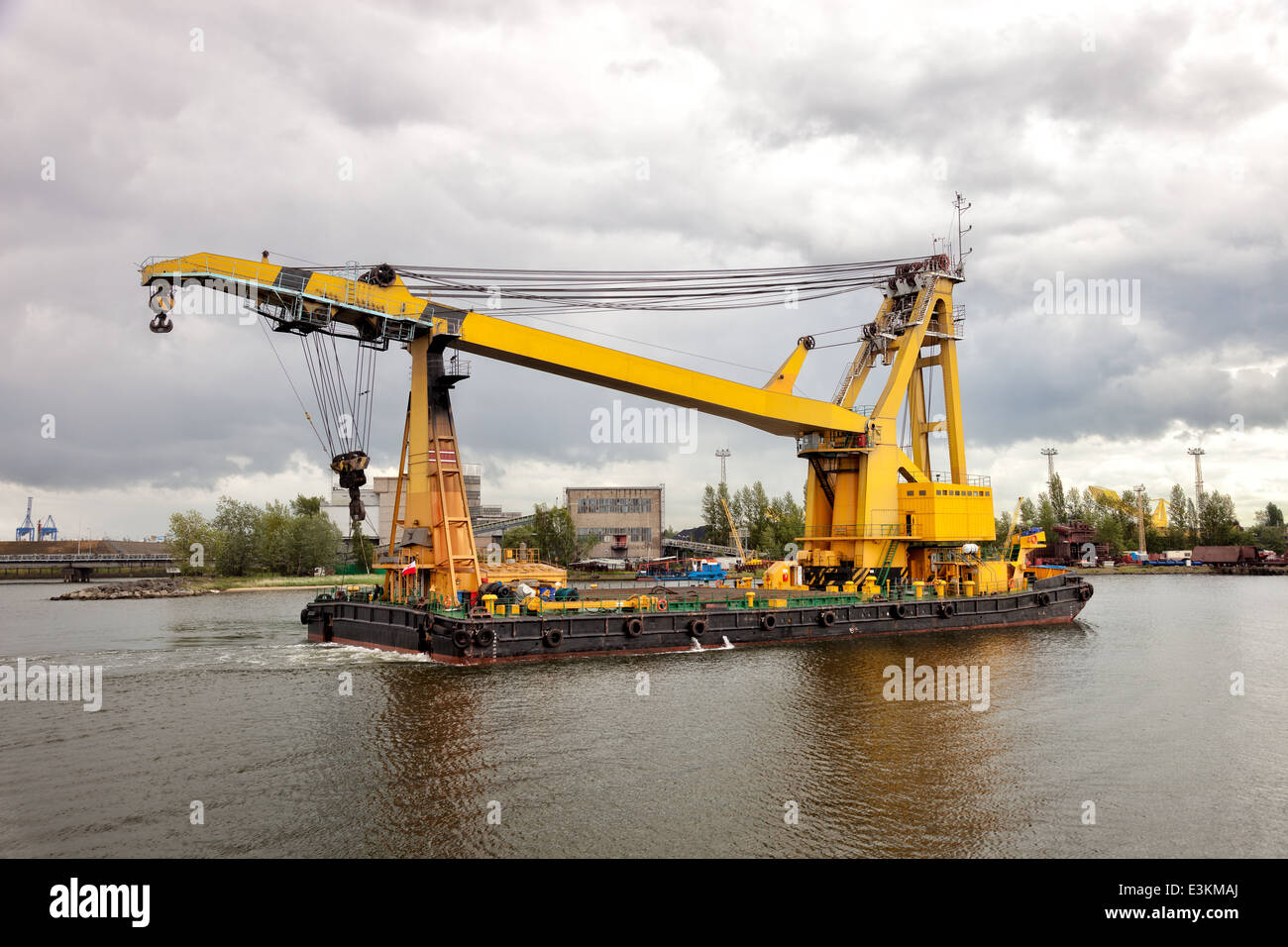 Il sollevamento pesante flottante nel porto di lavoro. Foto Stock
