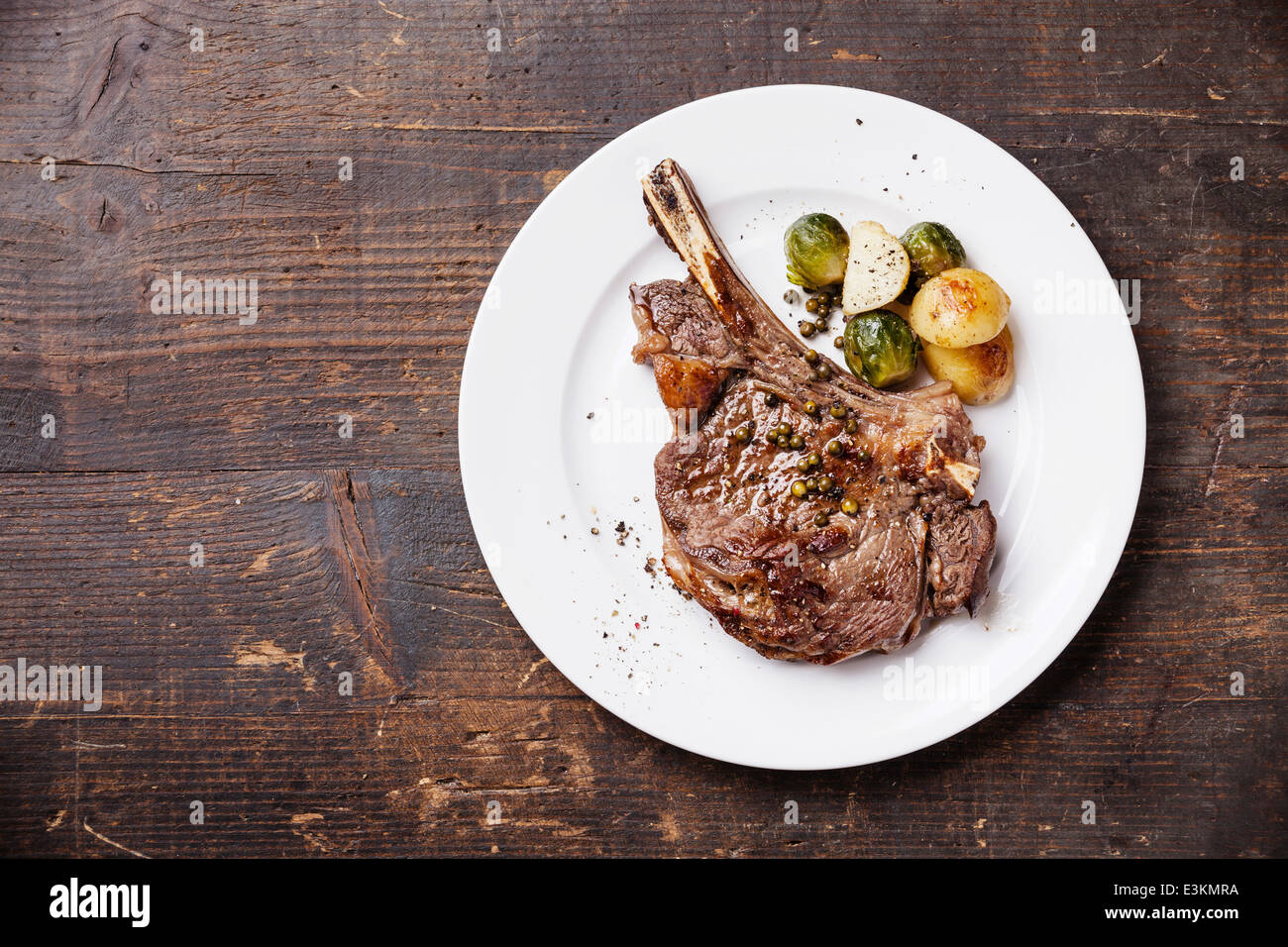 Ribeye con verdure su scuro dello sfondo in legno Foto Stock