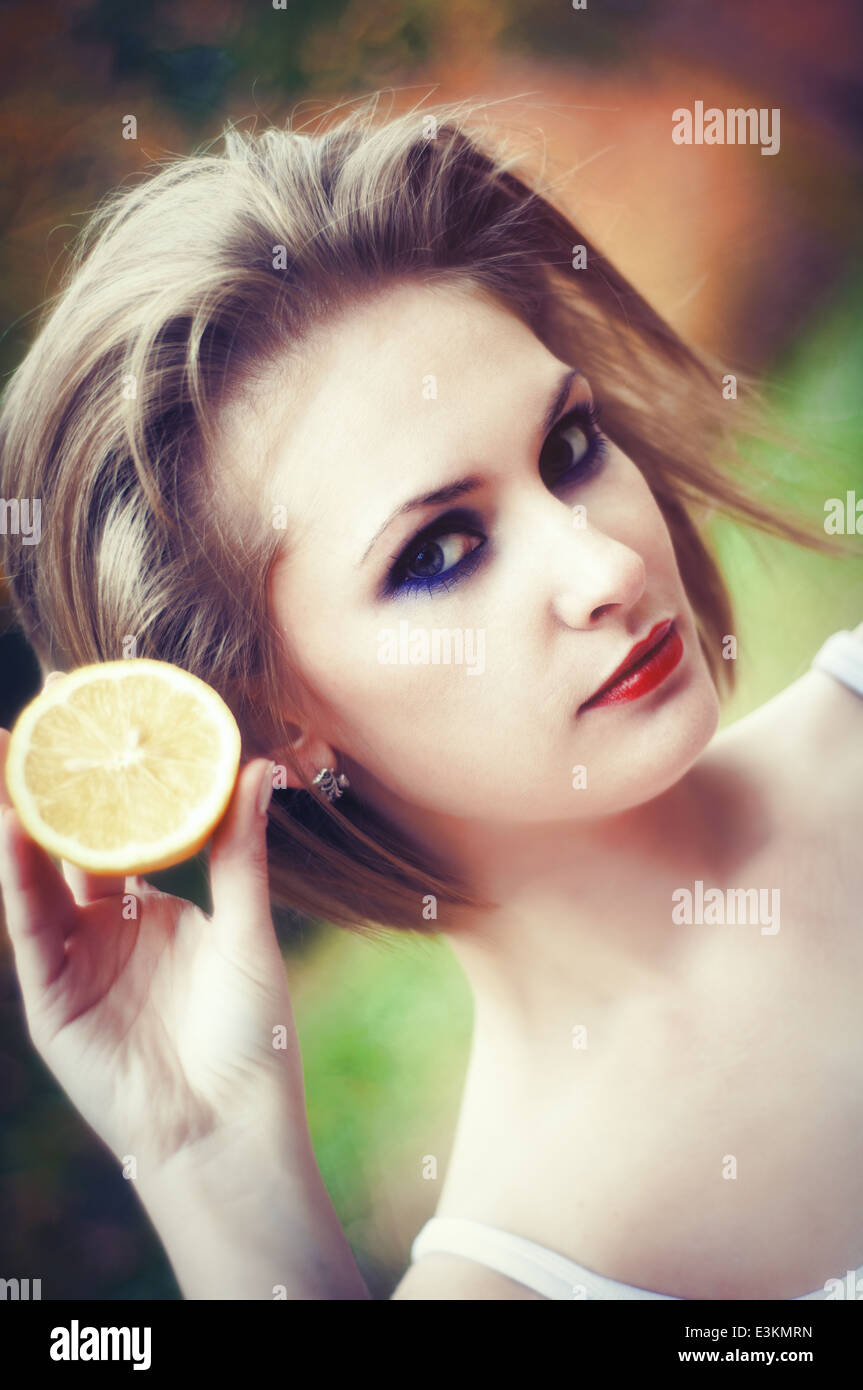 Bellezza ragazza con il limone Foto Stock