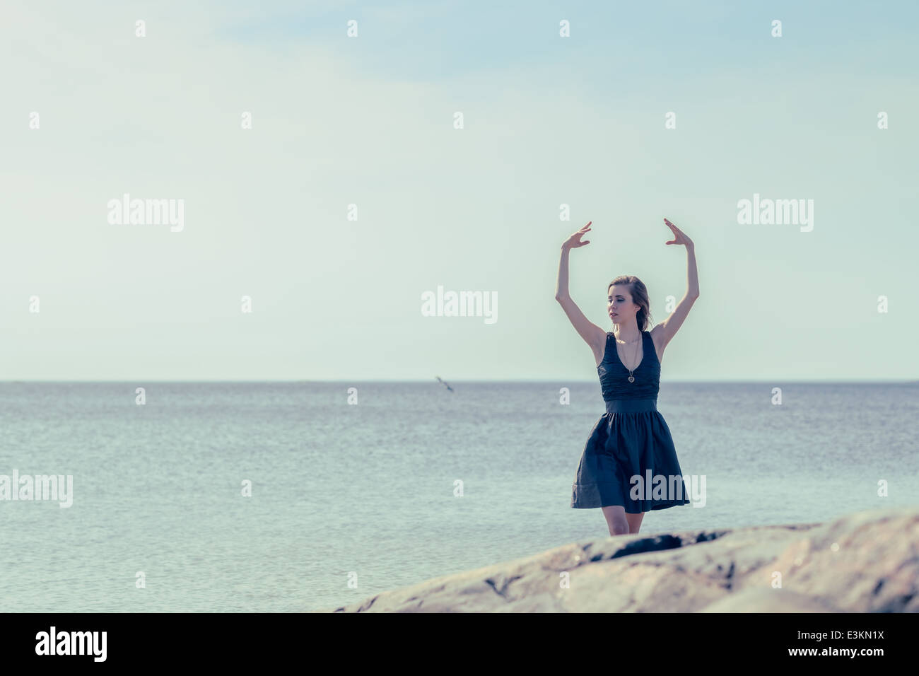 Bella giovane donna balli all'aperto, giornata di sole Foto Stock