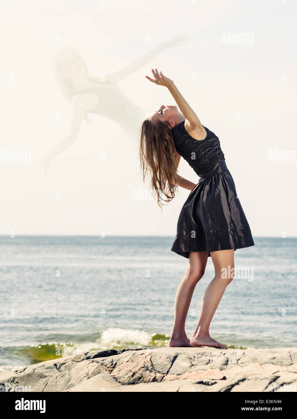 Bella giovane donna balli all'aperto e anima di volare Foto Stock