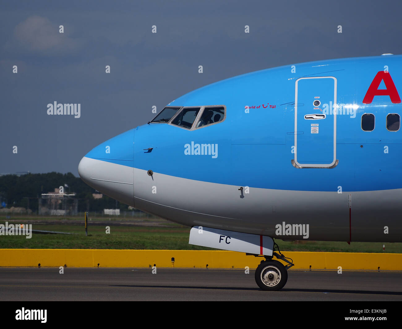 Il Boeing 737-8K5(WL) PH-TFC Arke, parte della compagnia aerea Arke, è stato visto rullare all'aeroporto di Schiphol (AMS - EHAM) nei Paesi Bassi il 18 maggio 2014. L'aeromobile è utilizzato per voli a corto e medio raggio. Foto Stock