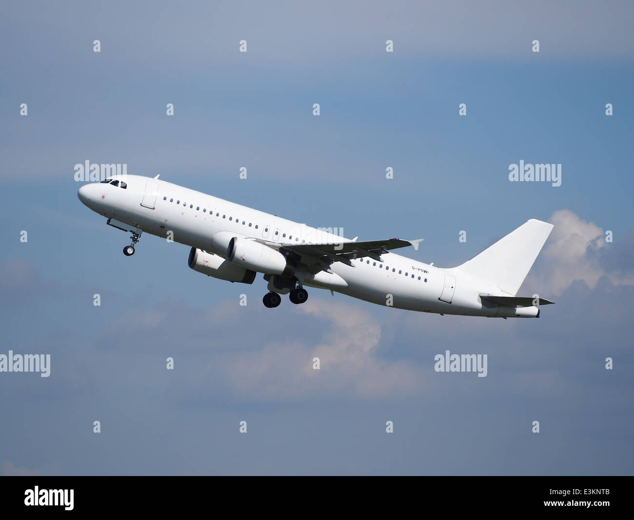 G-POWI Titan Airways Airbus A320-233 in rullaggio a Schiphol (AMS - EHAM), Paesi Bassi, 18maggio2014, PIC-1 Foto Stock