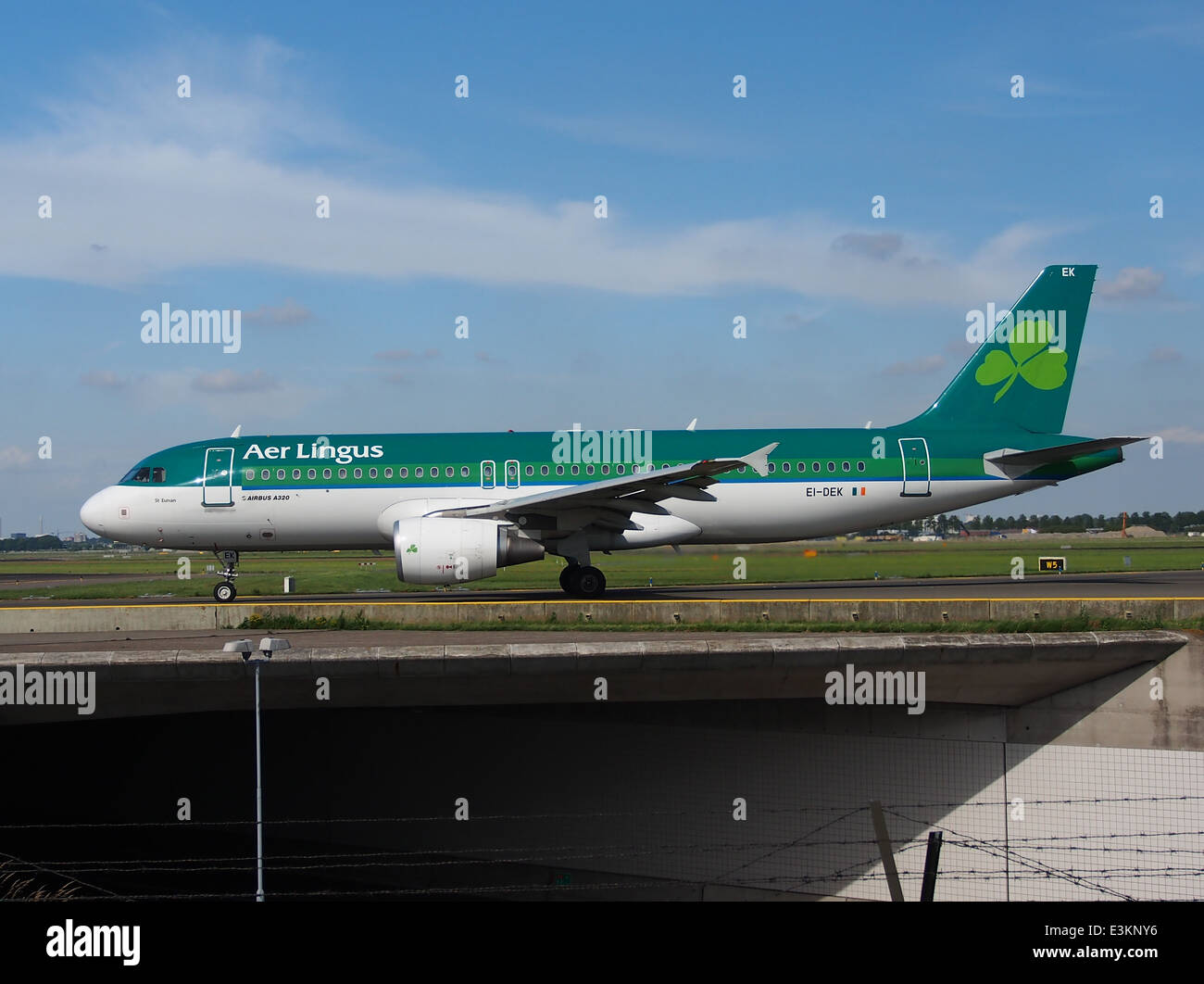 Ei-DEK, un Airbus A320-214 da Aer Lingus, taxi presso l'aeroporto di Schiphol nei Paesi Bassi, in preparazione per la sua prossima partenza. Foto Stock