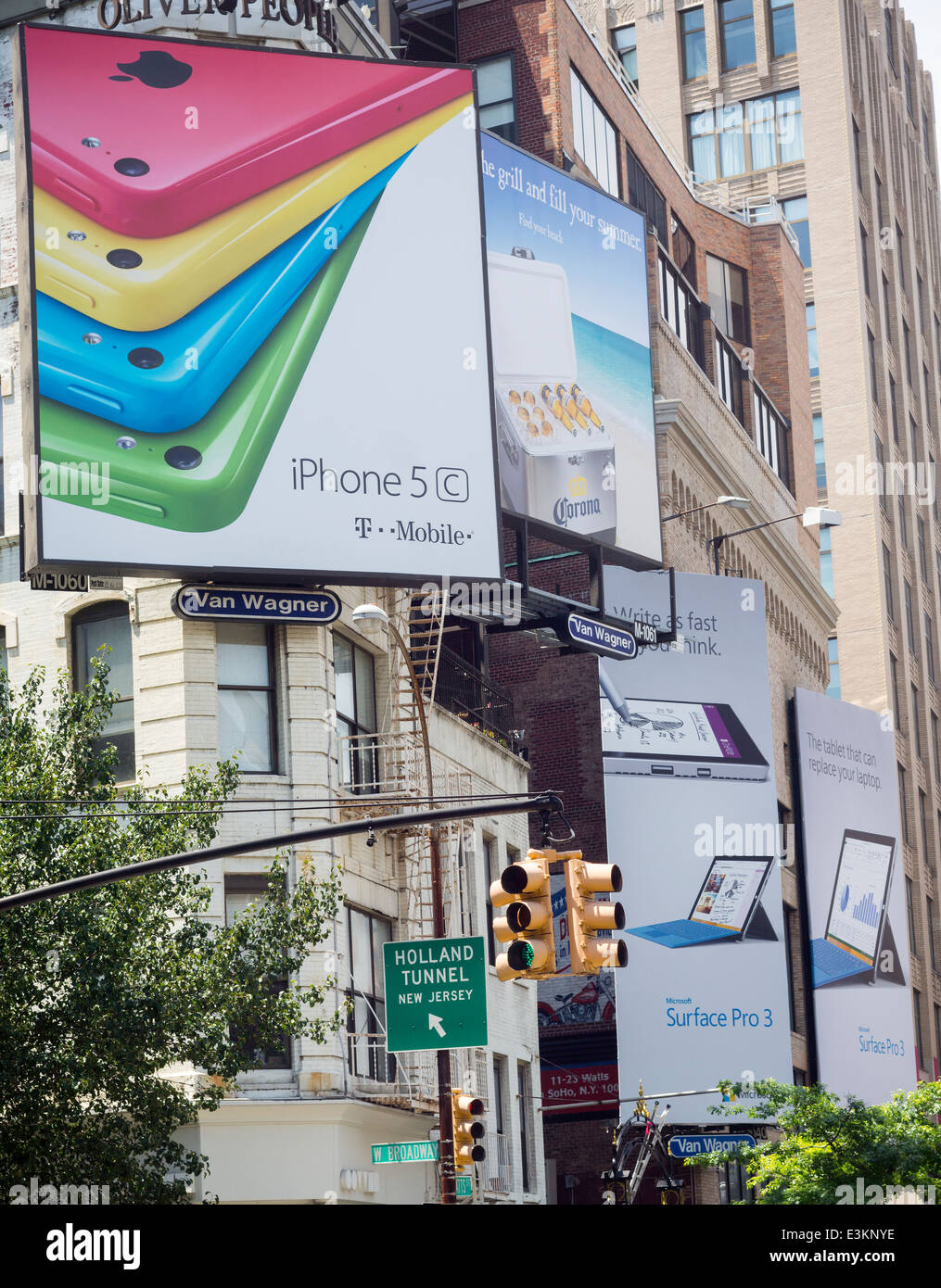 Affissioni pubblicità Apple iPhone 5C e la superficie di Microsoft, con una birra Corona pubblicità tra di essi Foto Stock