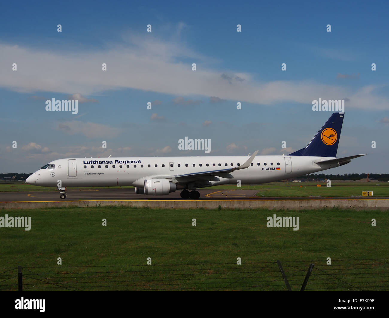 D-AEBM Embraer ERJ-195LR (ERJ-190-200 LR) Lufthansa CityLine in rullaggio a Schiphol (AMS - EHAM), Paesi Bassi, 18maggio2014, PIC-3 Foto Stock