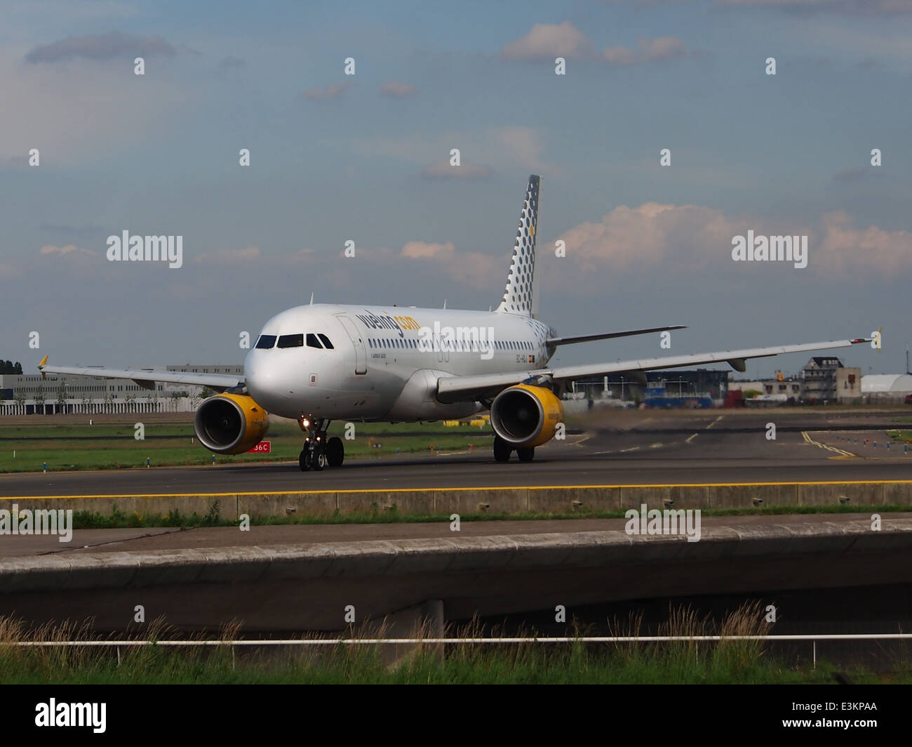 L'EC-HQJ Iberia Airbus A320-214 taxi all'aeroporto di Schiphol nei Paesi Bassi il 18 maggio 2014. L'A320 è un popolare velivolo a corto e medio raggio utilizzato dall'Iberia per i voli europei e internazionali. Foto Stock