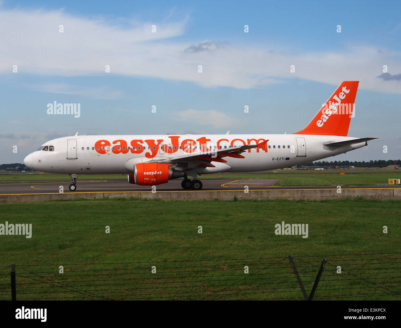 Un Airbus A320-214 easyJet, immatricolazione G-EZTI, che ha preso in carico l'aeroporto di Schiphol, Paesi Bassi, il 18 maggio 2014, mettendo in evidenza l'aeromobile in preparazione al decollo. Foto Stock