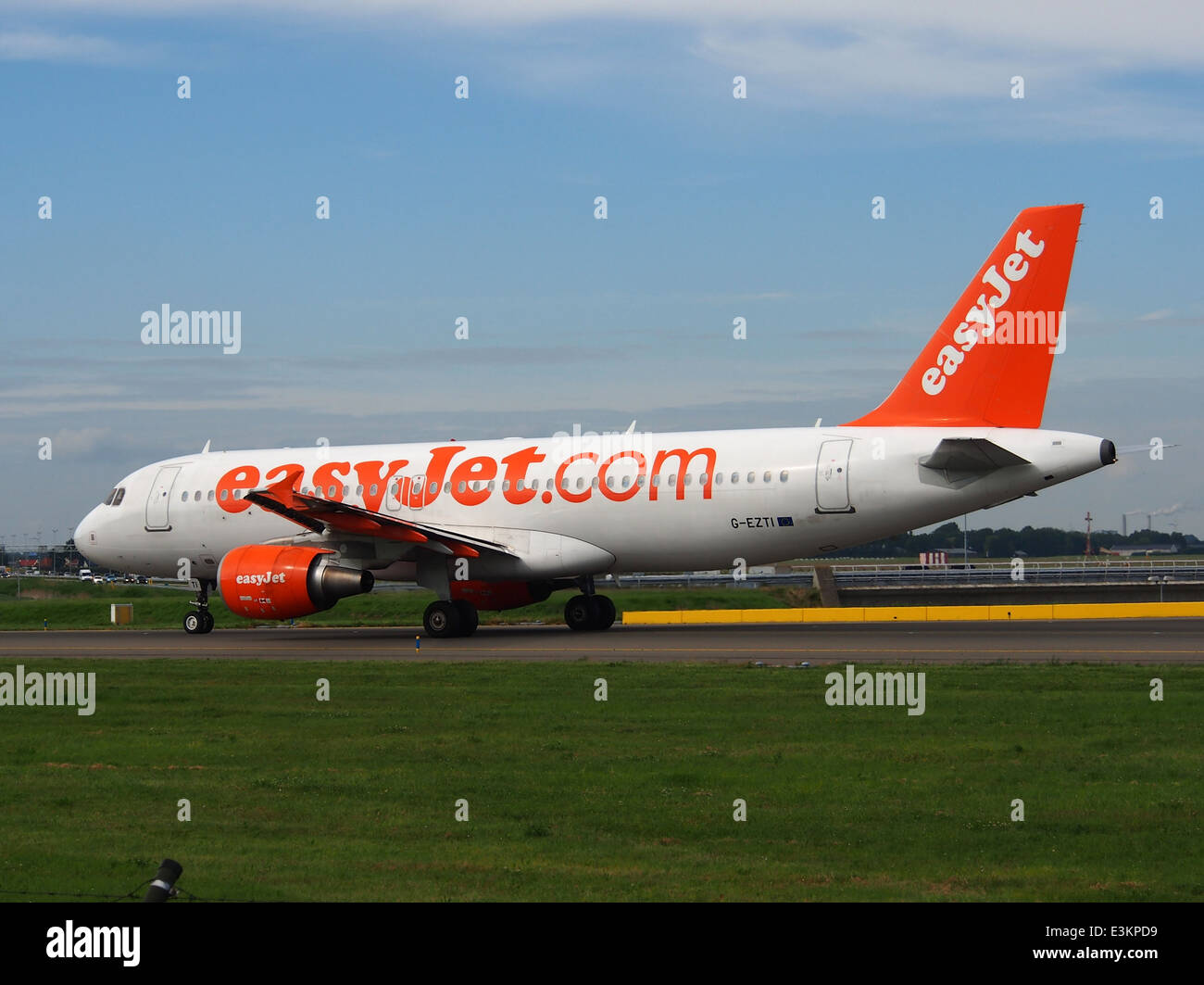 G-EZTI, un Airbus A320-214 di easyJet, è stato mostrato in rullaggio all'aeroporto di Schiphol (AMS) il 18 maggio 2014. L'A320-214 è un aereo di linea a corto e medio raggio, noto per la sua efficienza del carburante e popolare nelle flotte aeronautiche a basso costo. Foto Stock