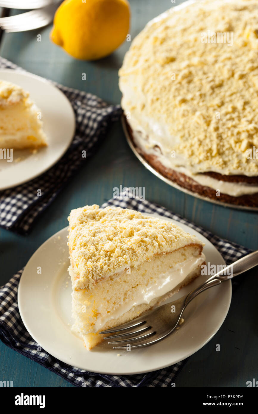 In casa torta al limone con glassa di crema su uno sfondo Foto Stock