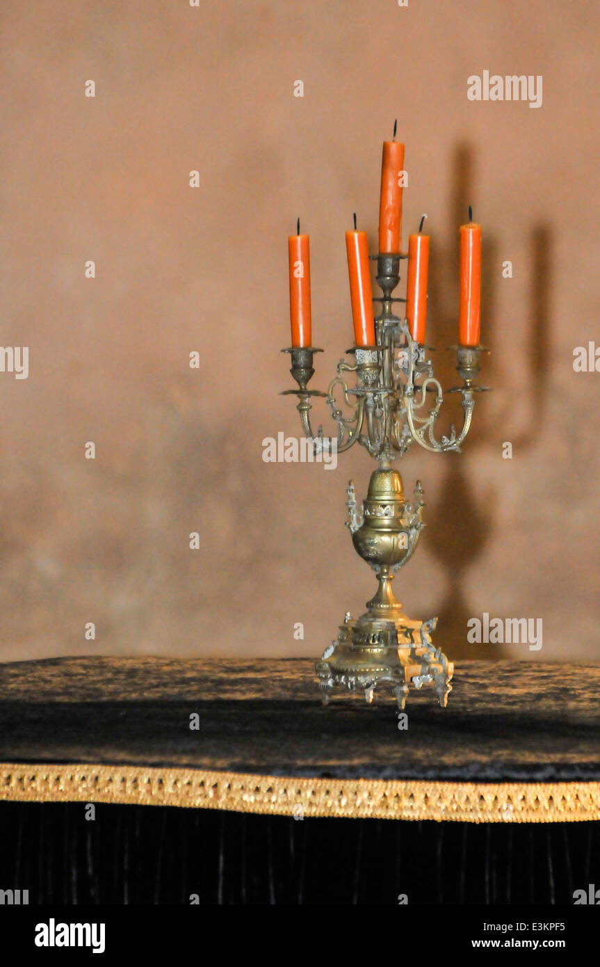 Un candelabro siede su un tavolo in King's Landing sul set di gioco di troni. Foto Stock