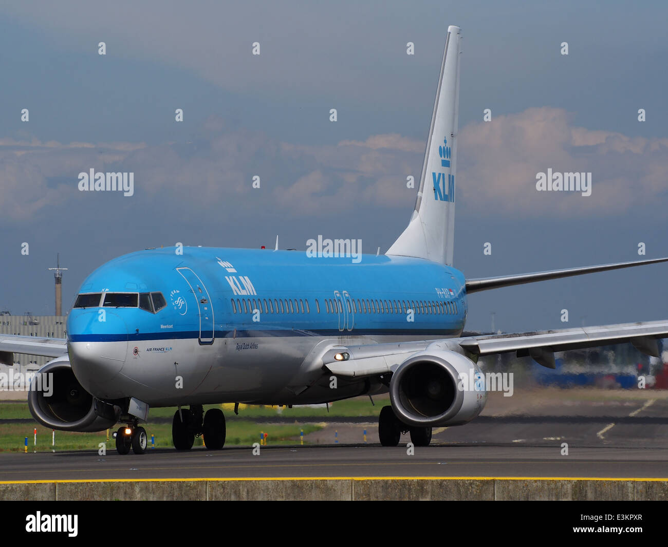 KLM Royal Dutch Airlines Boeing 737-9K2 (WL), registrazione PH-BXP, taxi all'aeroporto di Schiphol. Il Boeing 737-9K2 fa parte della moderna flotta di aerei di linea di KLM utilizzati per voli a lungo raggio e regionali. Foto Stock